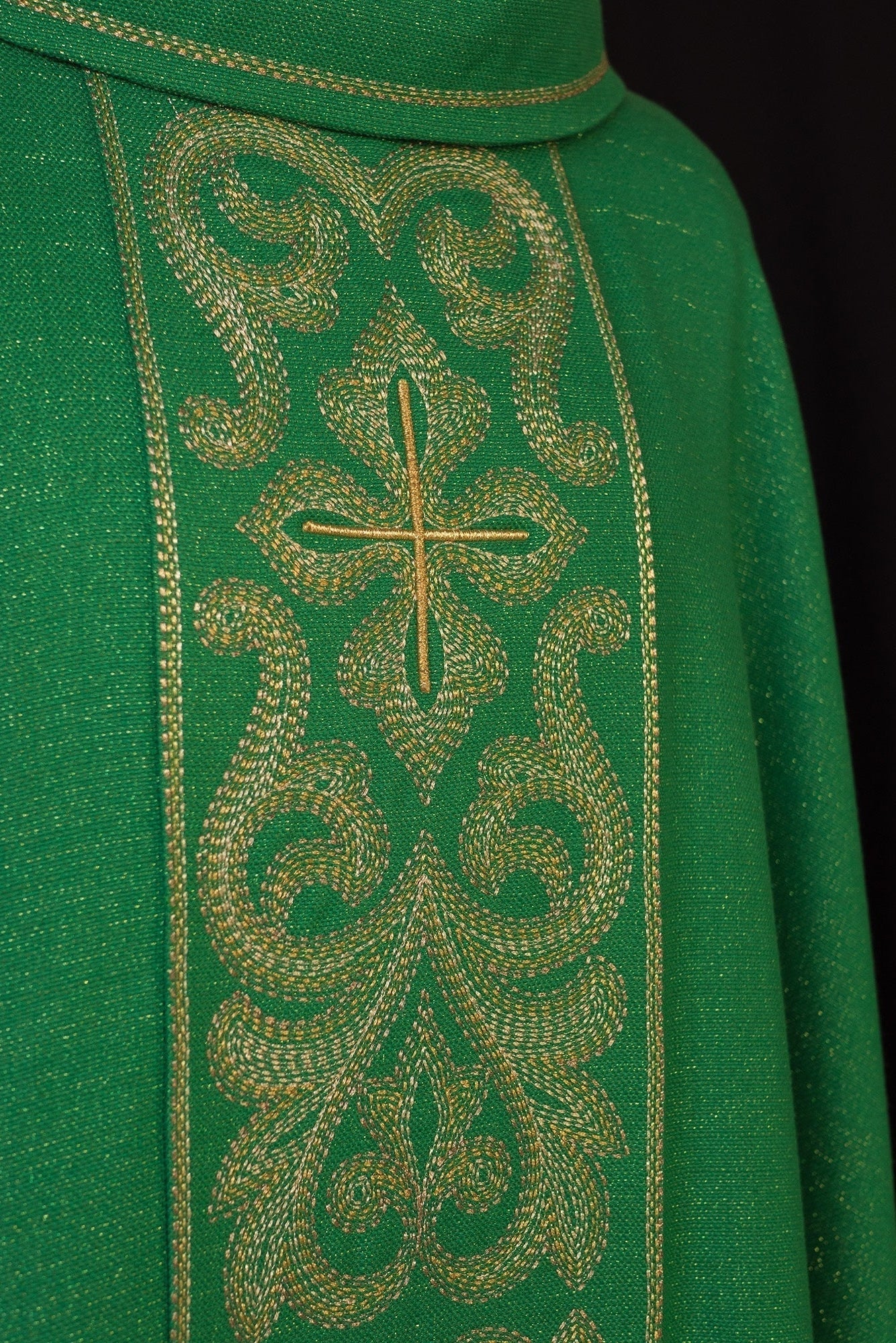 Chasuble richement brodée de croix Vert