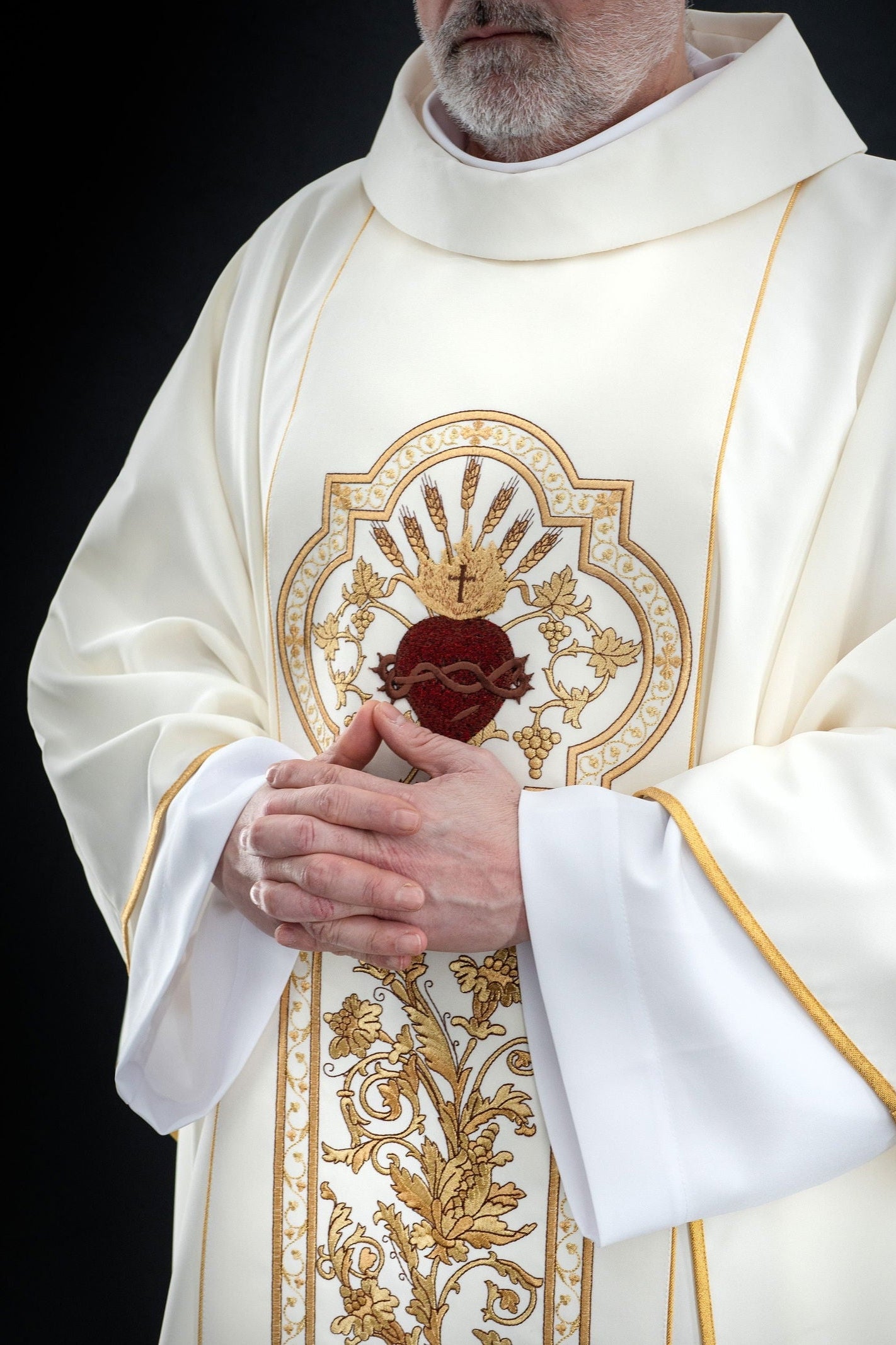 Chasuble richement brodée du symbole du Sacré-CŒUR de Jésus écru