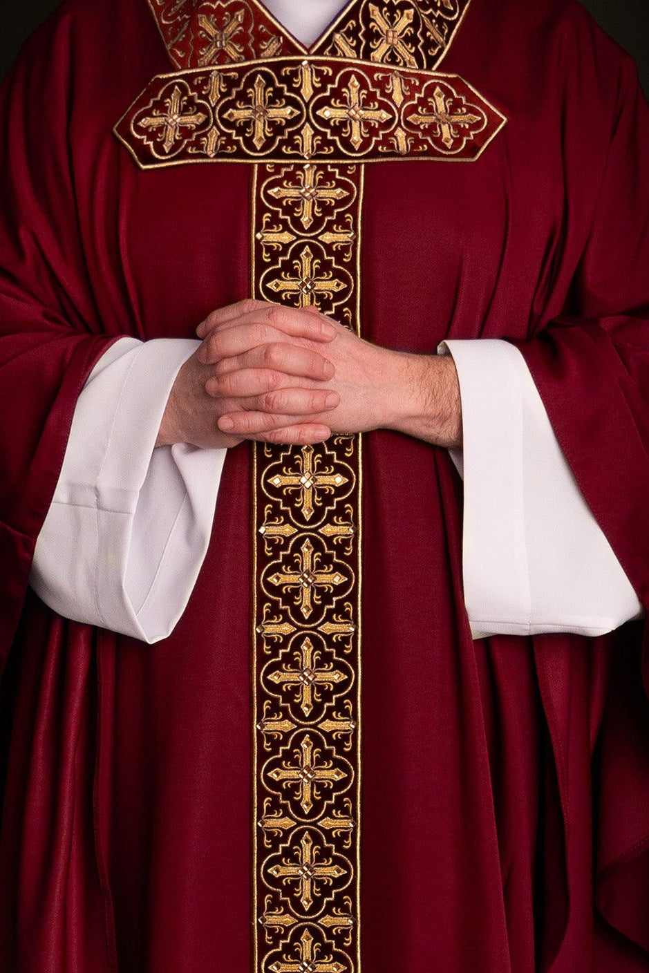 Chasuble richement brodée et ornée de pierres rouges