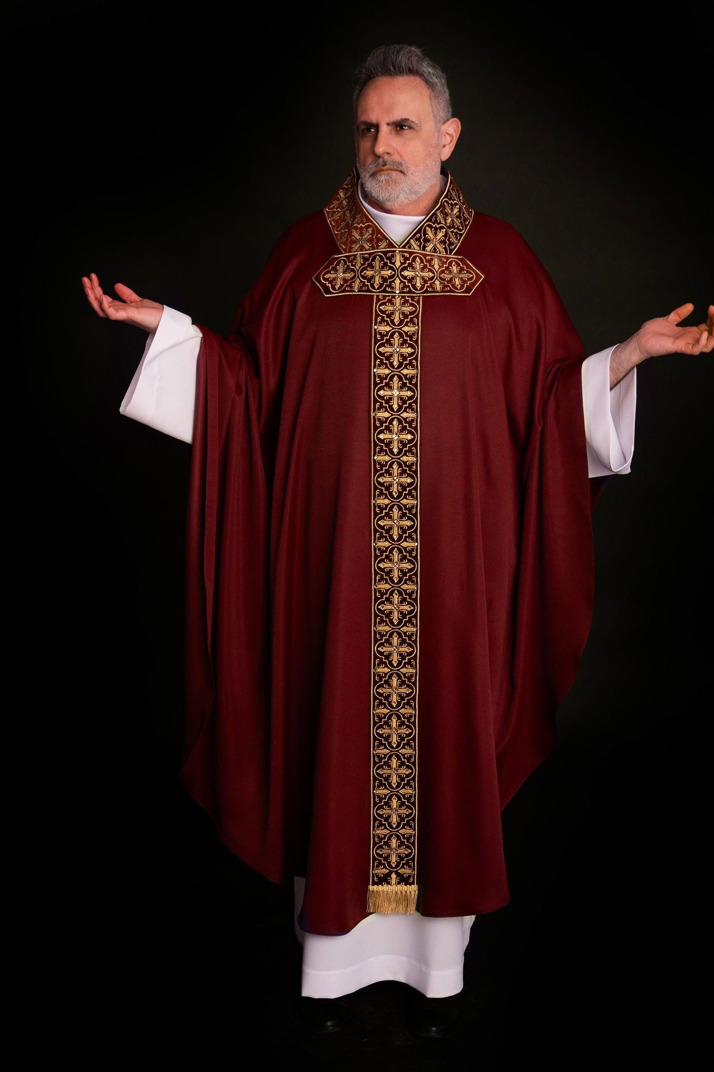 Chasuble richement brodée et ornée de pierres rouges