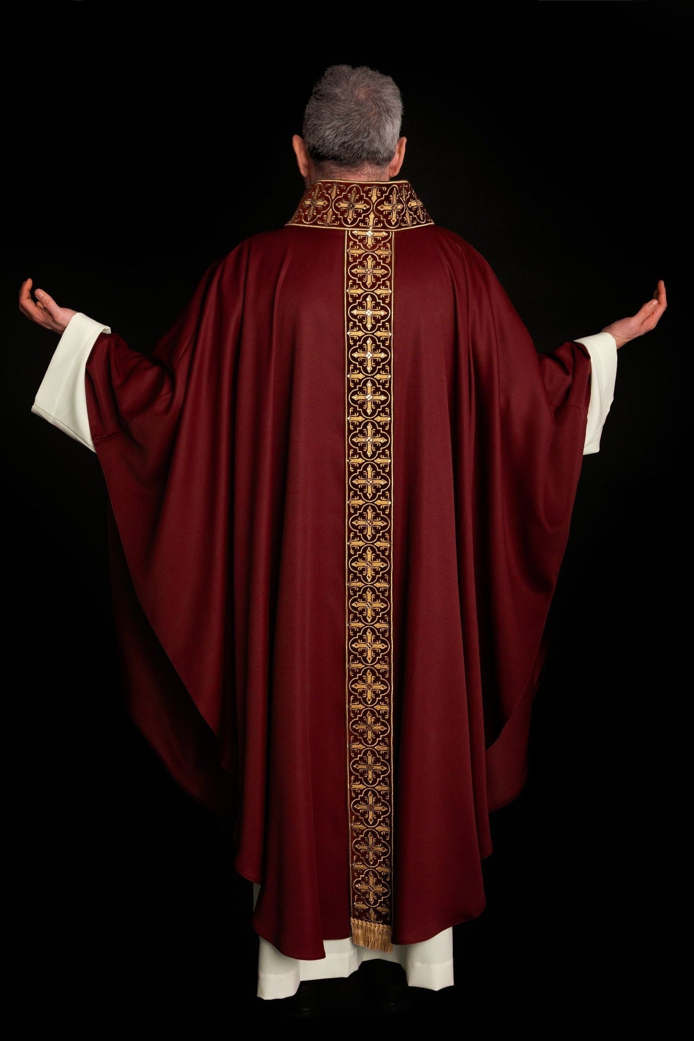 Chasuble richement brodée et ornée de pierres rouges