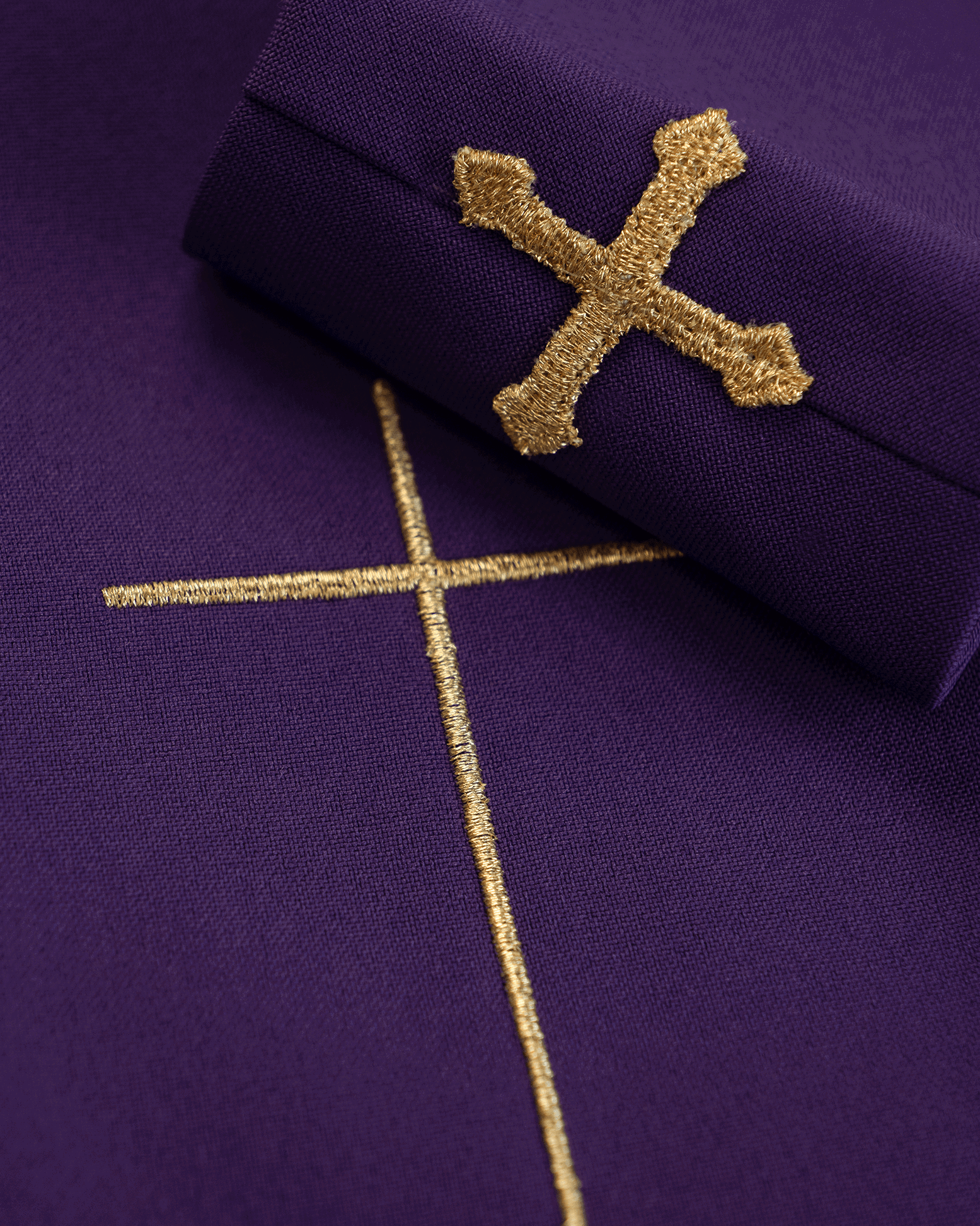 Chasuble violette avec broderie de la Croix