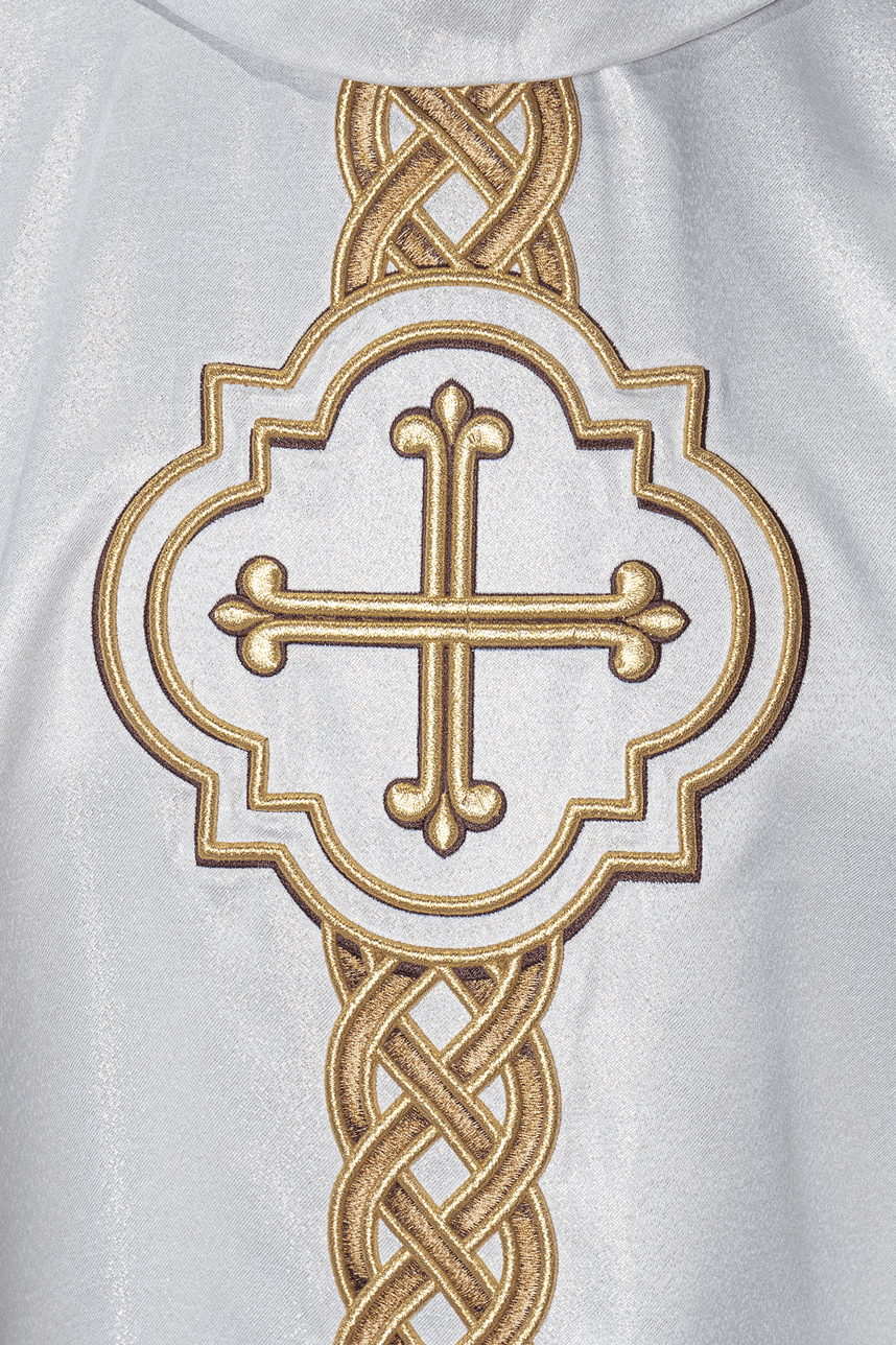 Chasuble écrue à croix brodée