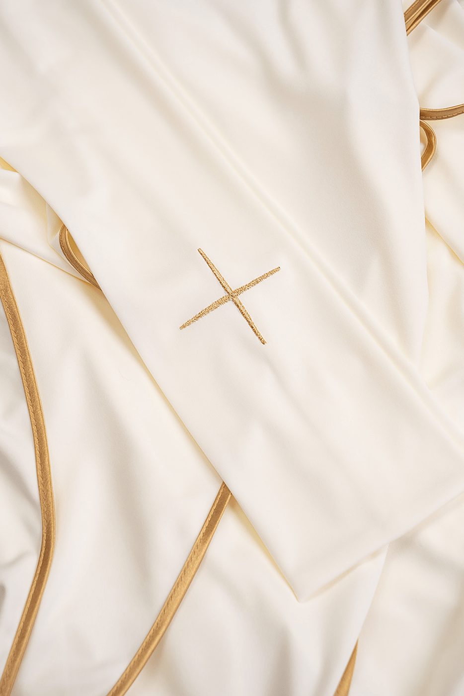 Chasuble écrue à croix brodée