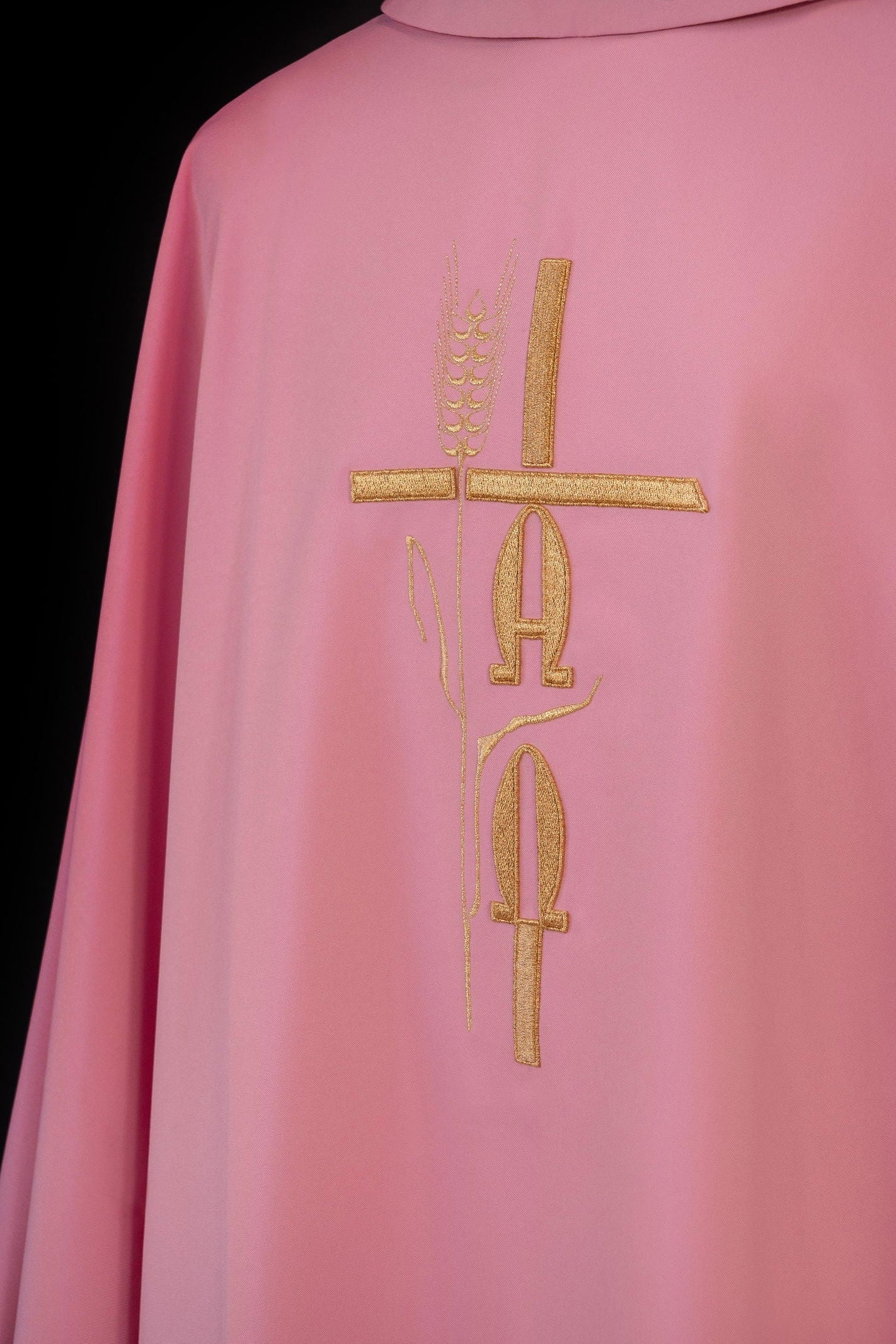 Chasuble rose avec croix de grain alpha et oméga