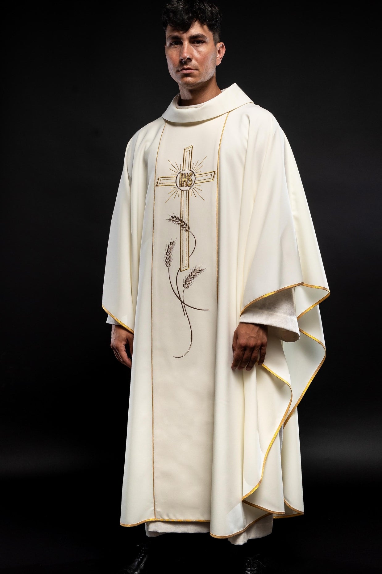 Chasuble brodée Croix avec symbole IHS écru