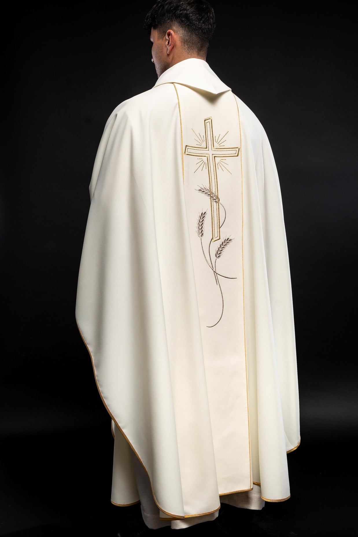 Chasuble brodée Croix avec symbole IHS écru