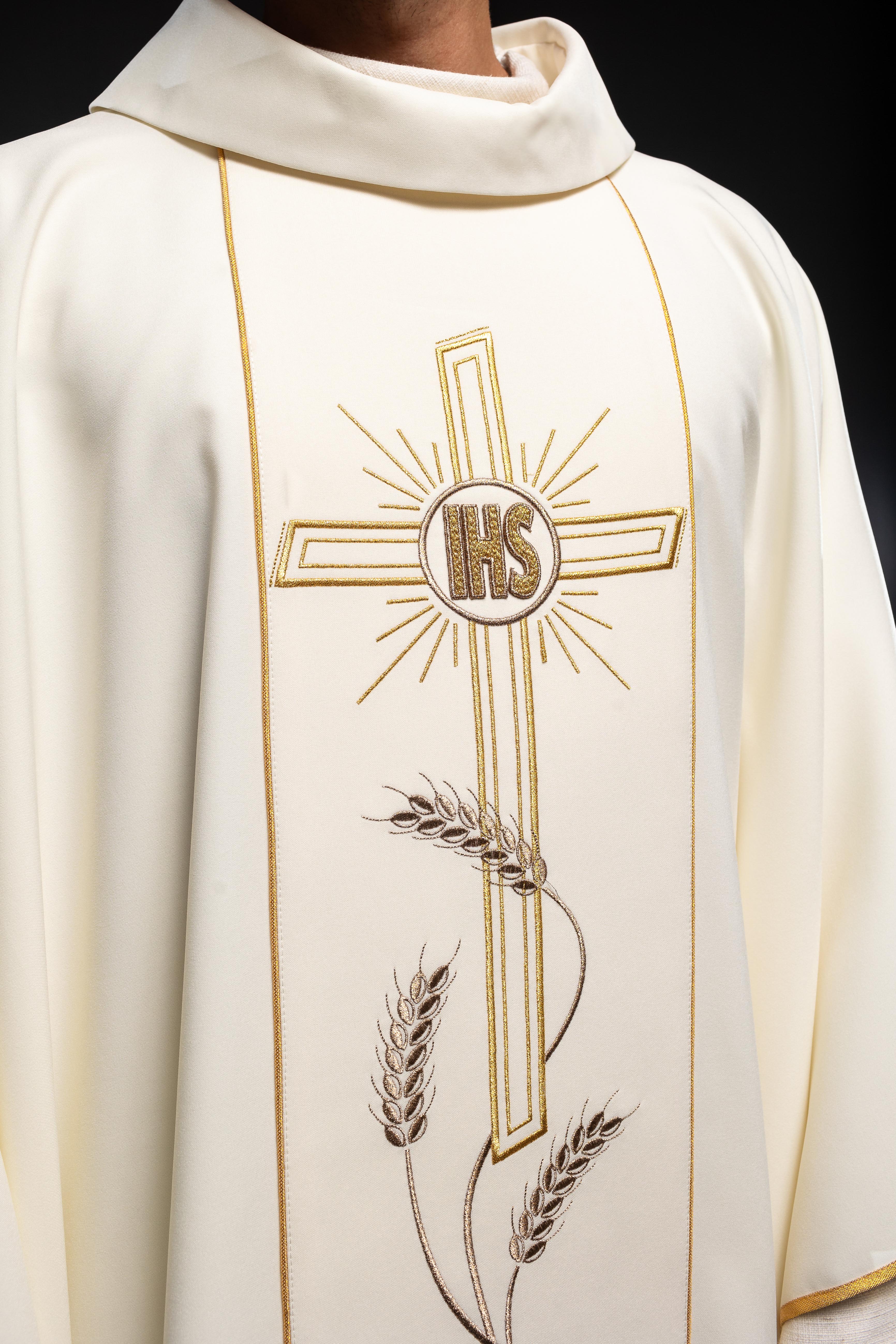 Chasuble brodée Croix avec symbole IHS écru