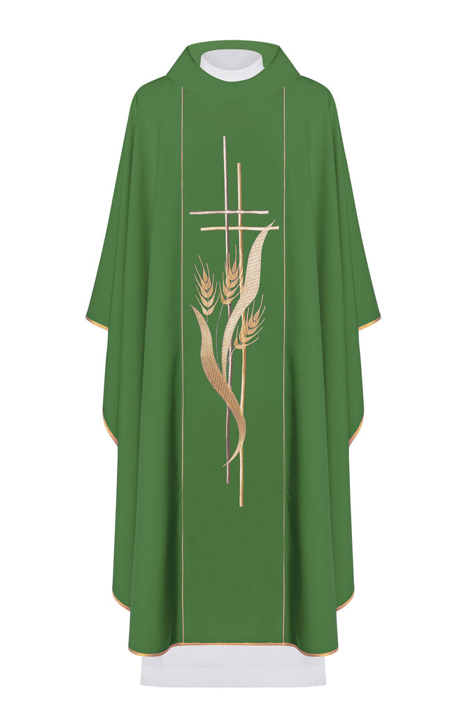 Zielony ornat haftowany motywami krzyża i kłosów