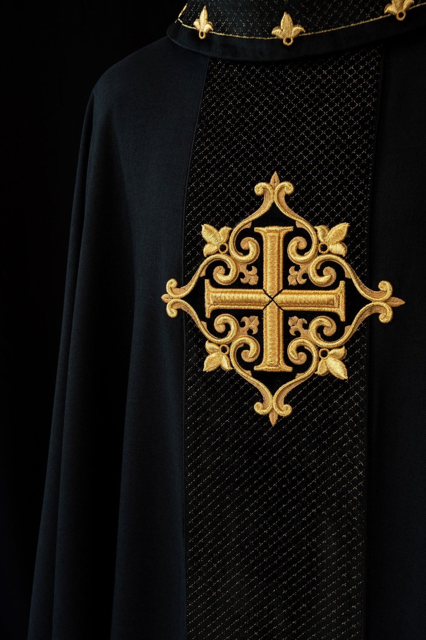 Chasuble brodée sur velours avec le symbole de la Croix Noire