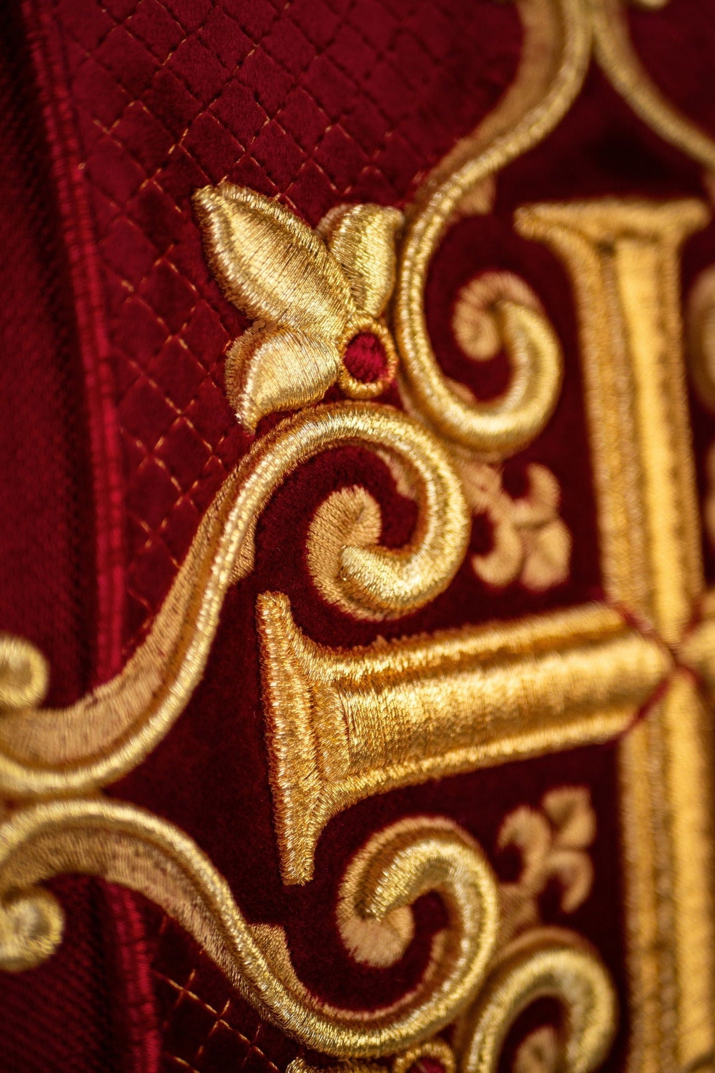 Chasuble brodée sur velours avec le symbole de la Croix-Rouge