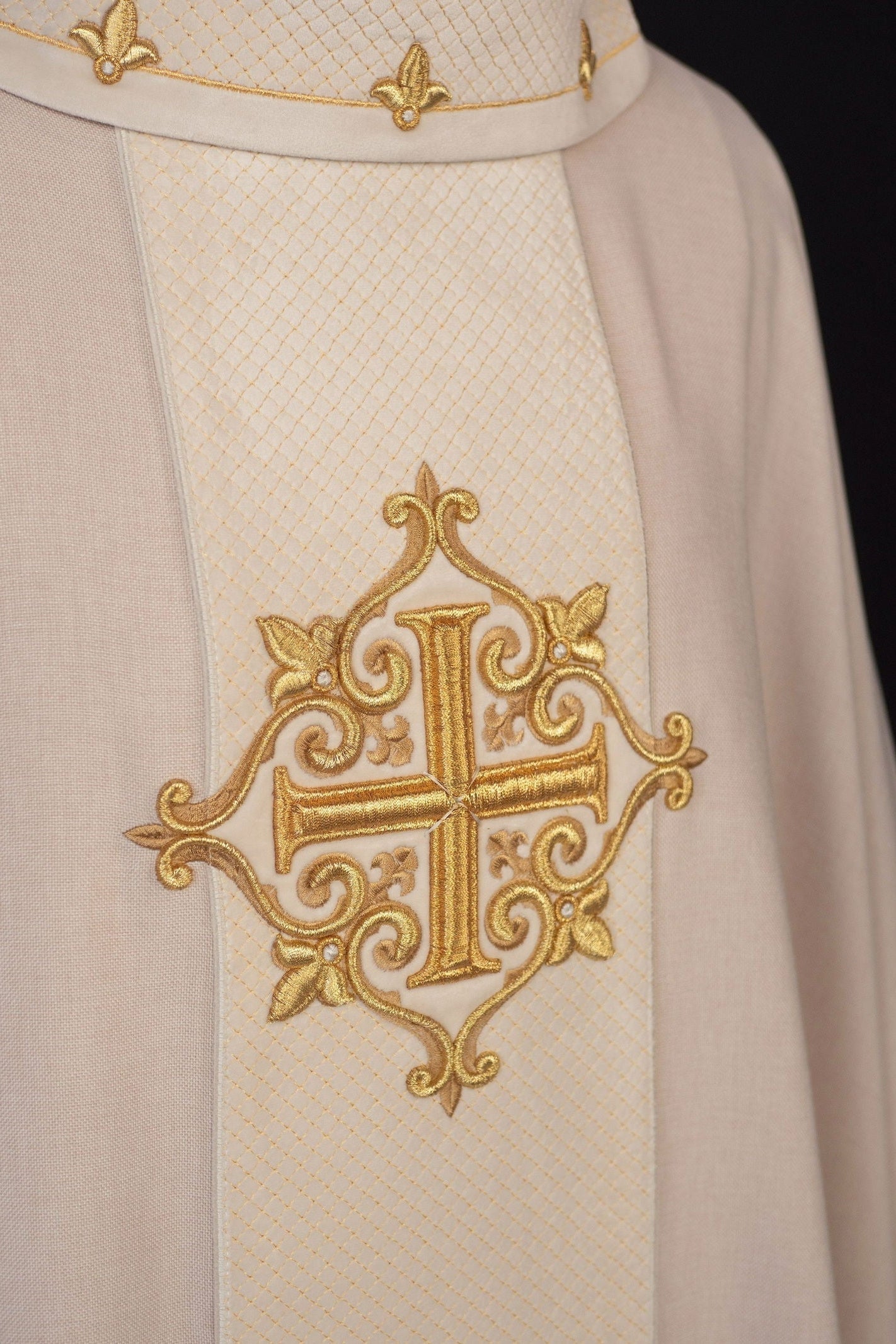 Chasuble brodée sur velours avec symbole Croix Ecru