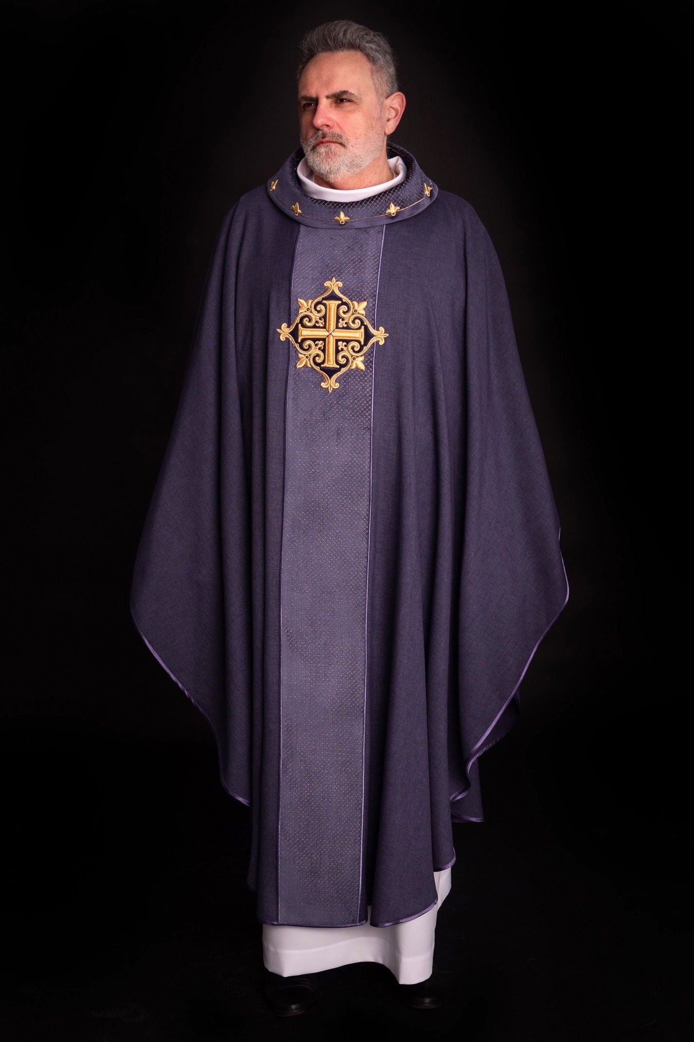 Chasuble brodée sur velours avec le symbole de la Croix pourpre