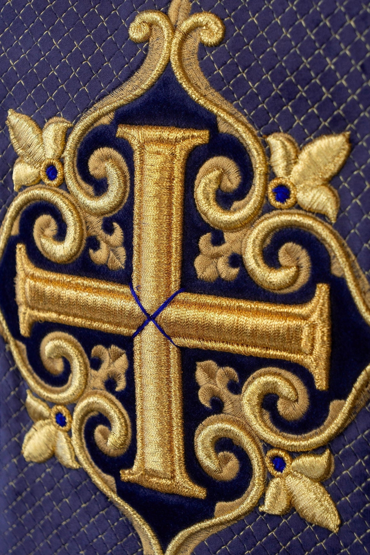 Chasuble brodée sur velours avec le symbole de la Croix pourpre