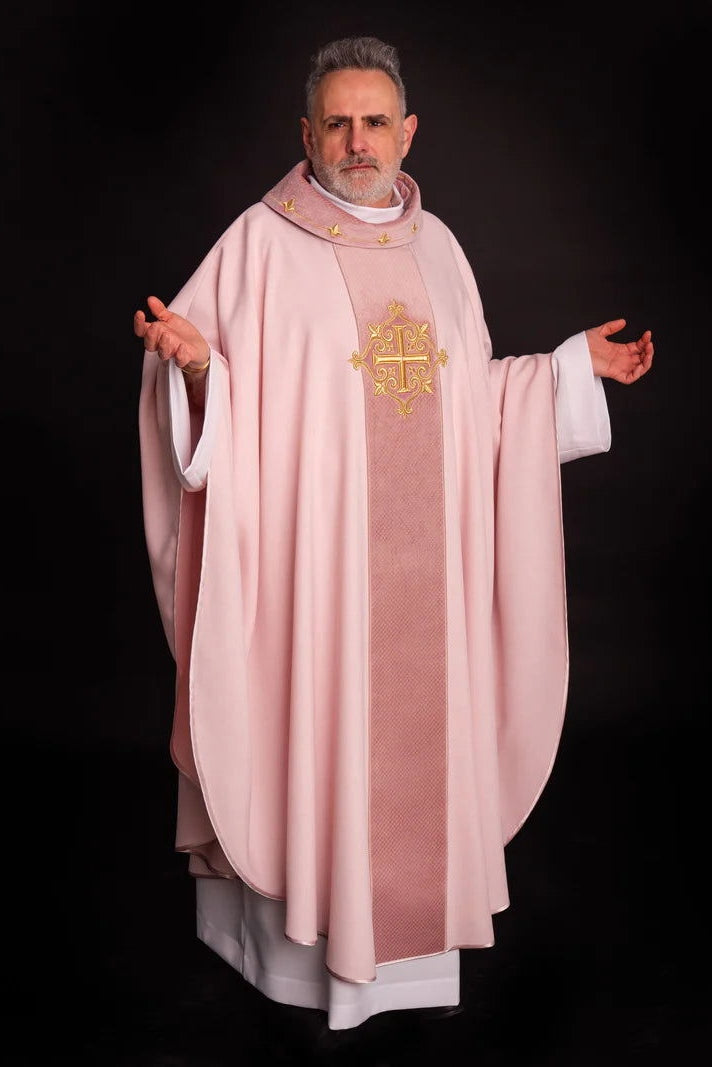 Chasuble brodée sur velours avec le symbole de la Croix Rose