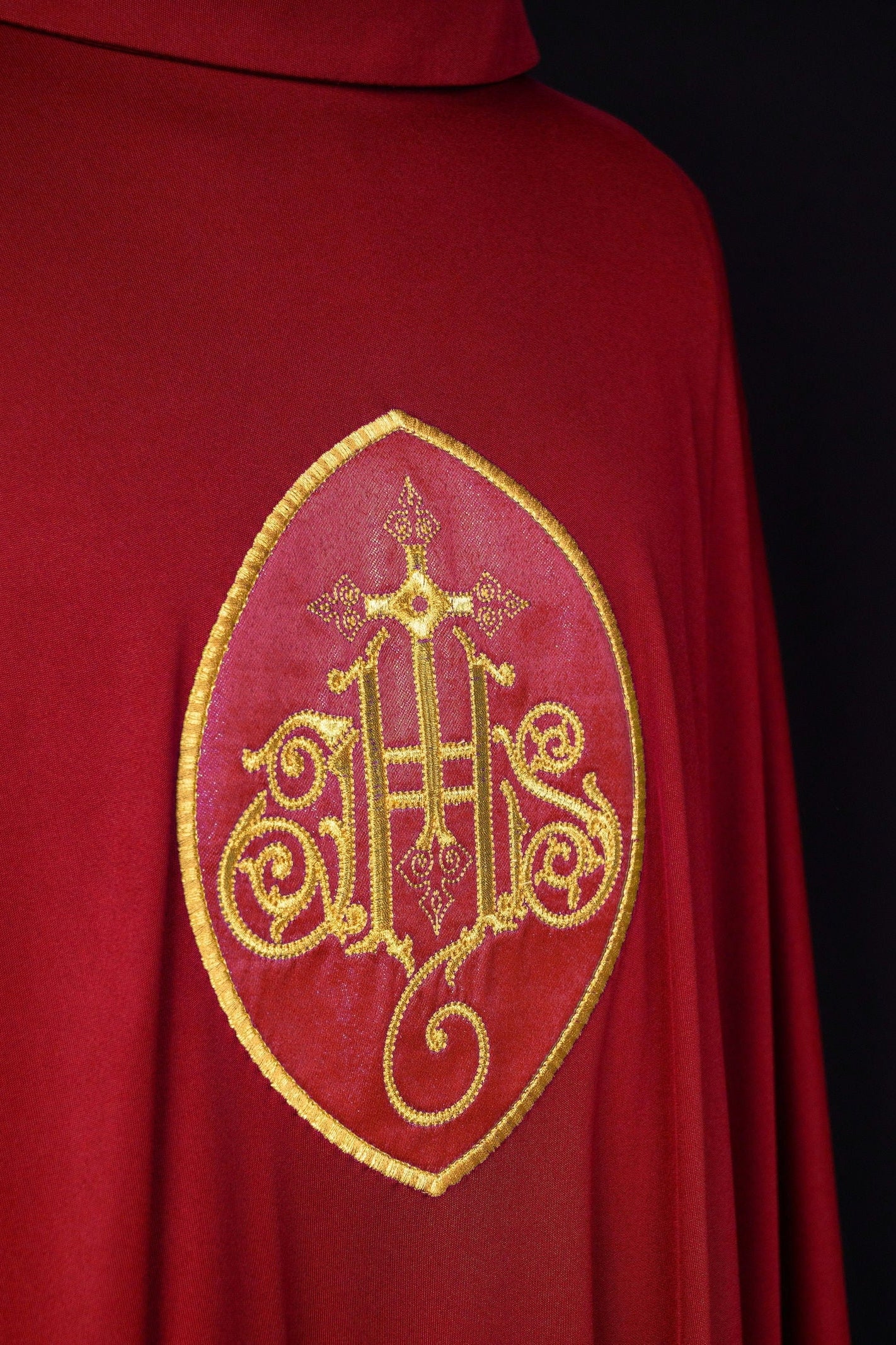 Rouge chasuble JHS en tissu léger SACROLITE