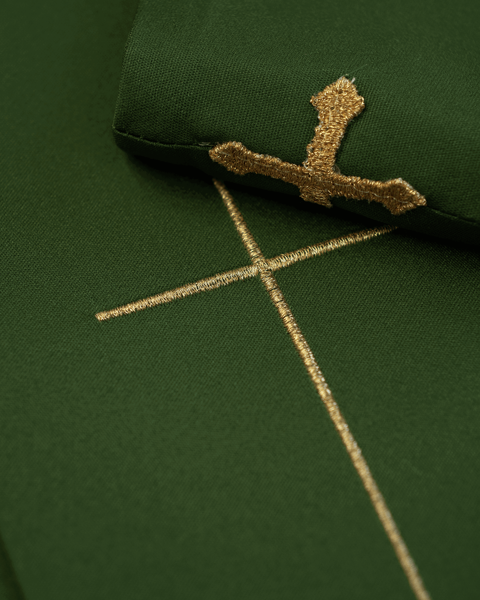 Chasuble brodé avec des croix de couleur verte