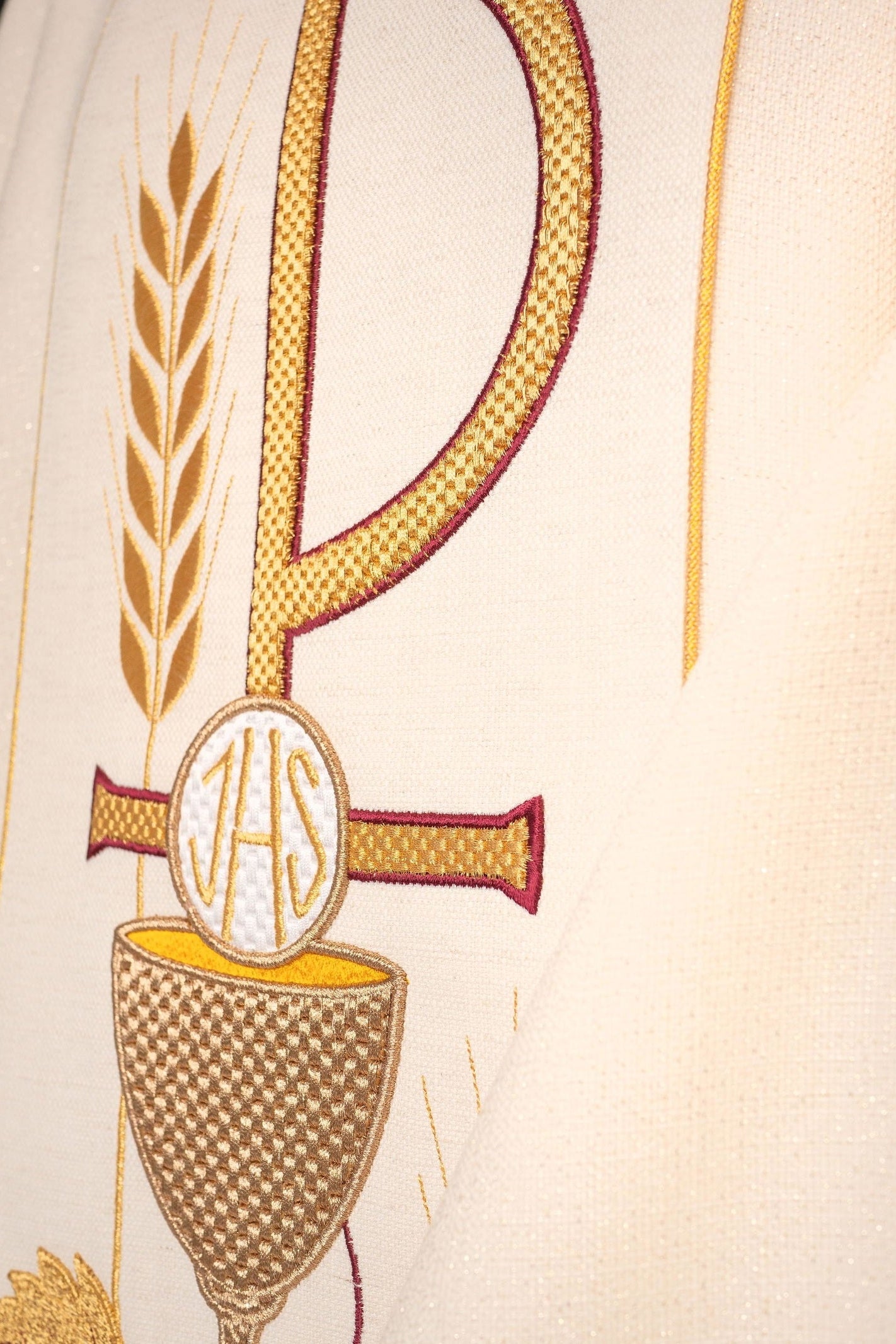 Chasuble brodée avec motifs eucharistiques PAX Ecr