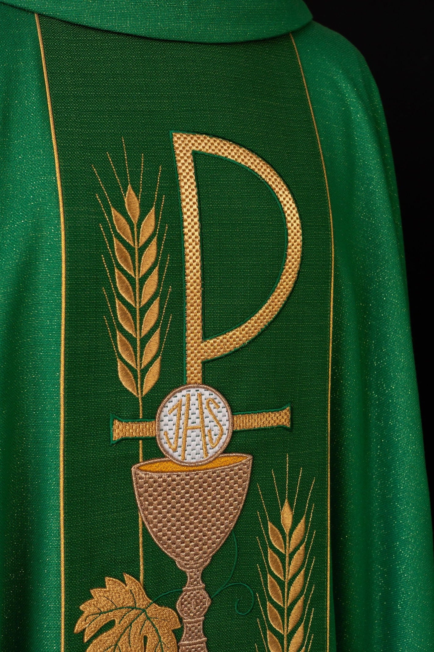 Chasuble brodée avec motifs eucharistiques PAX Green