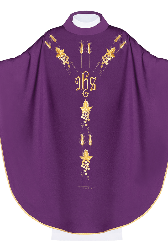 Chasuble brodée avec le symbole IHS raisin violet