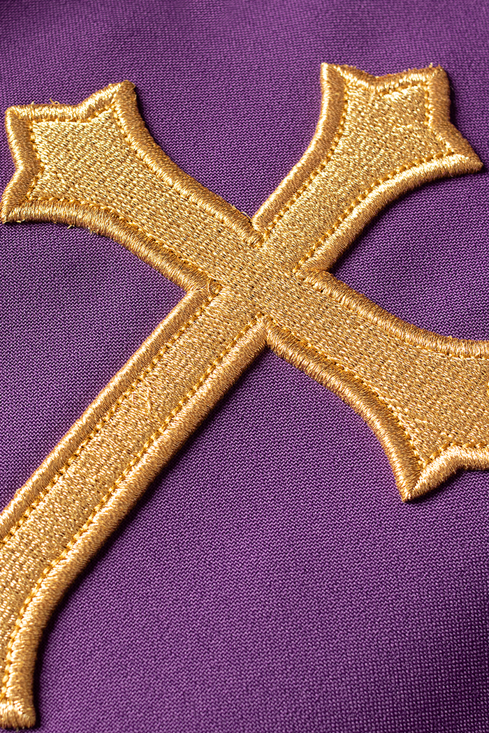 Chasuble brodée avec le symbole IHS raisin violet