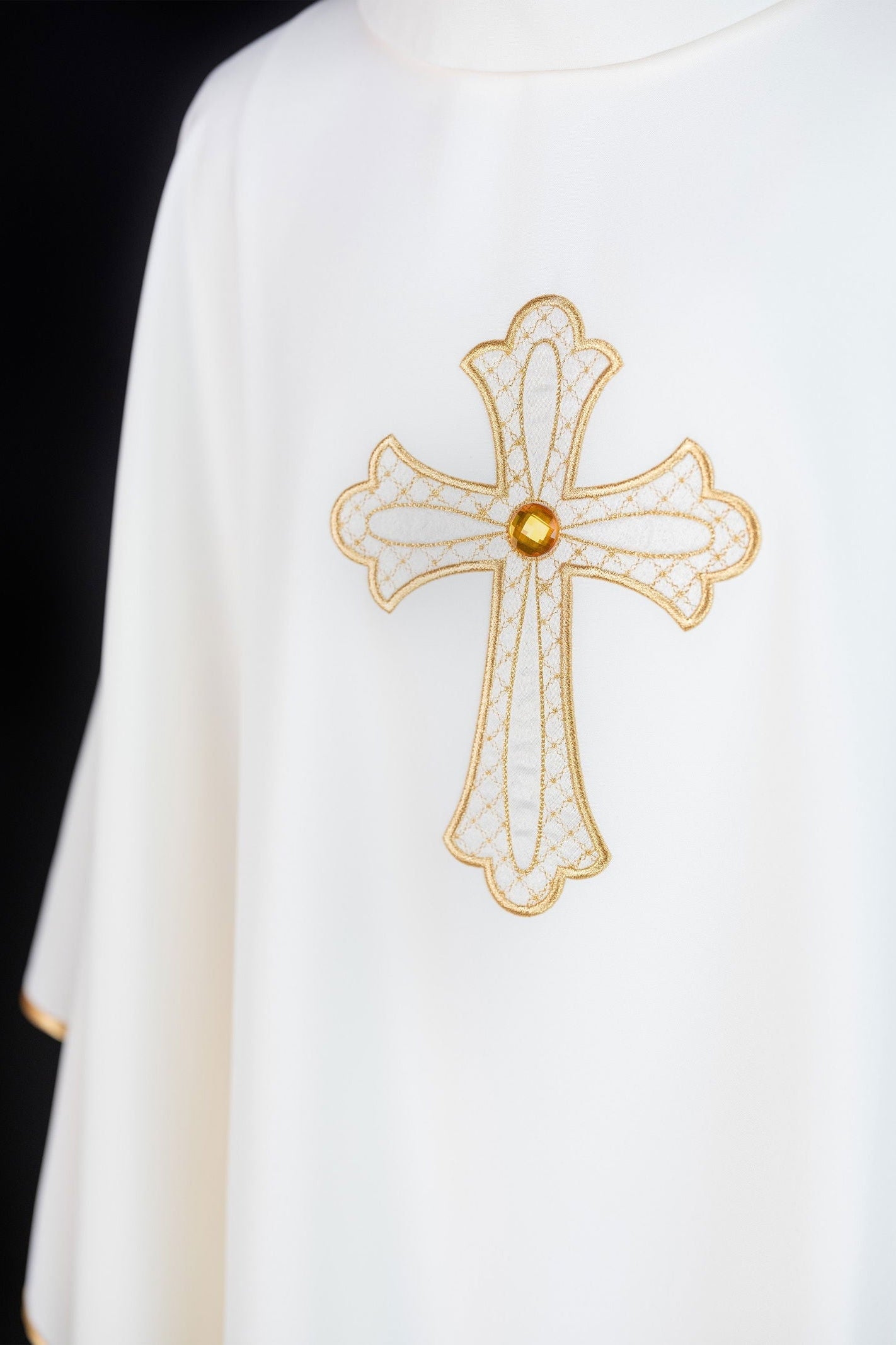 Chasuble brodée du symbole de la croix en écru