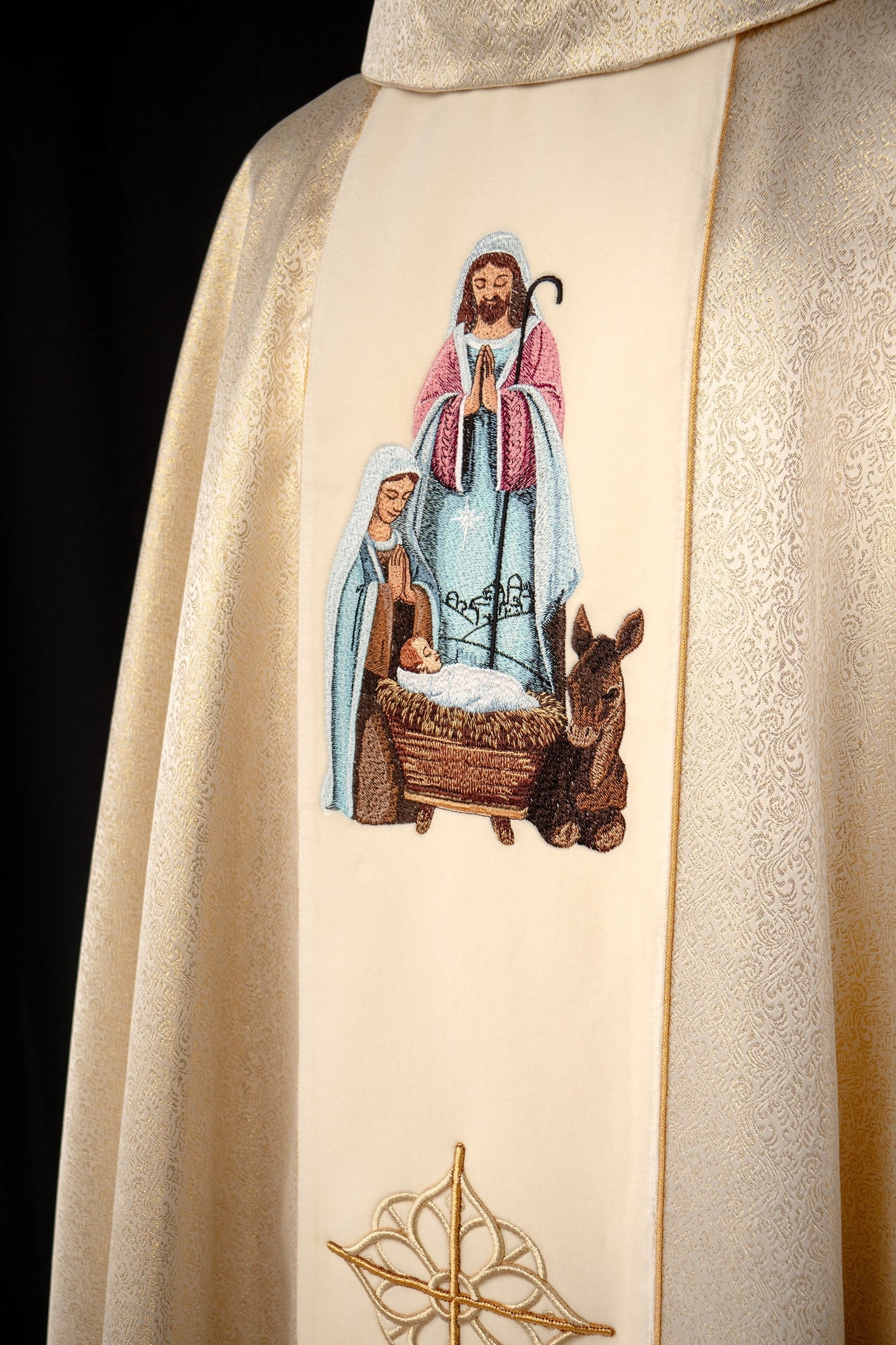 Chasuble brodée avec l'image de la Sainte Famille sur tissu doré