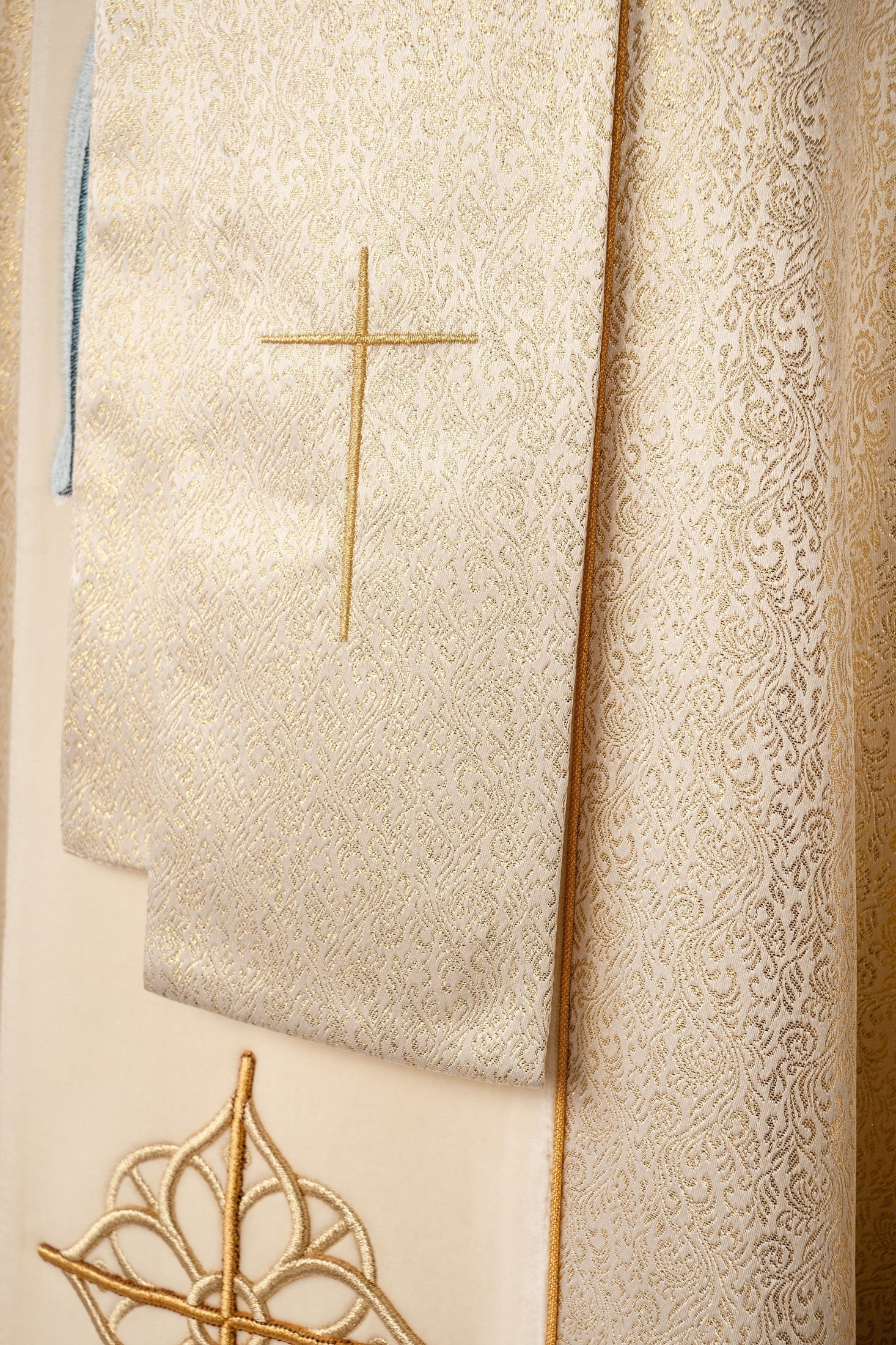 Chasuble brodée avec l'image de la Sainte Famille sur tissu doré