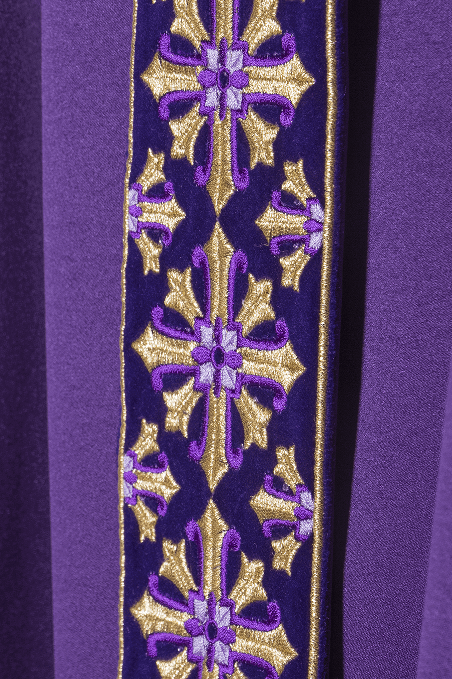 Chasuble avec broderie scintillante en violet