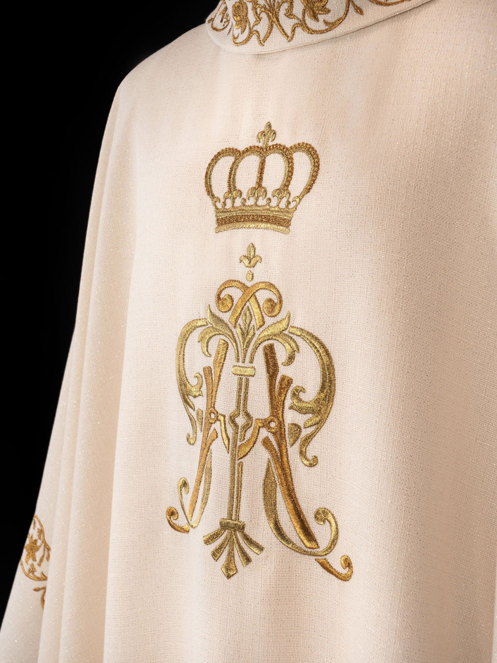 Chasuble liturgique avec armoiries mariales et couronne brodées