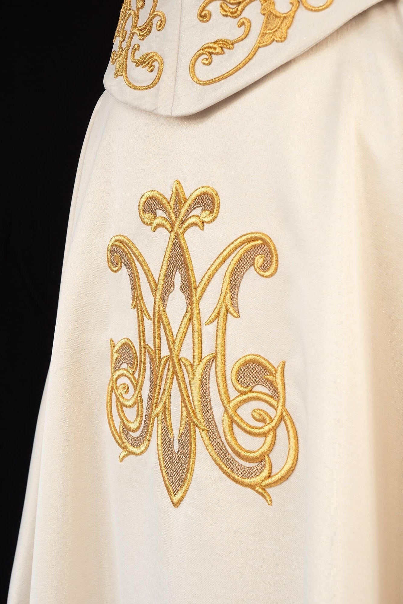 Chasuble liturgique avec l'image de la Vierge des câlins