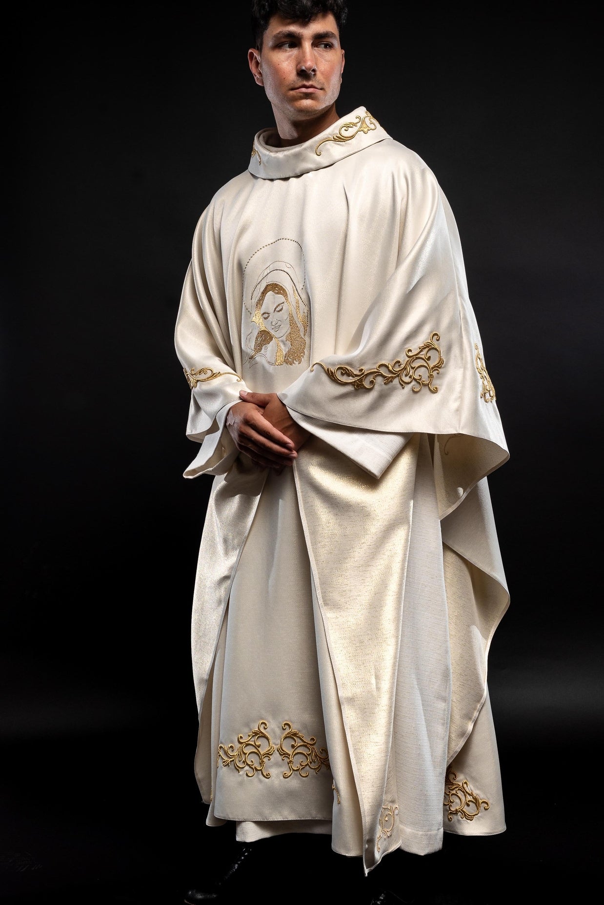 Chasuble liturgique avec l'image de la Vierge des câlins