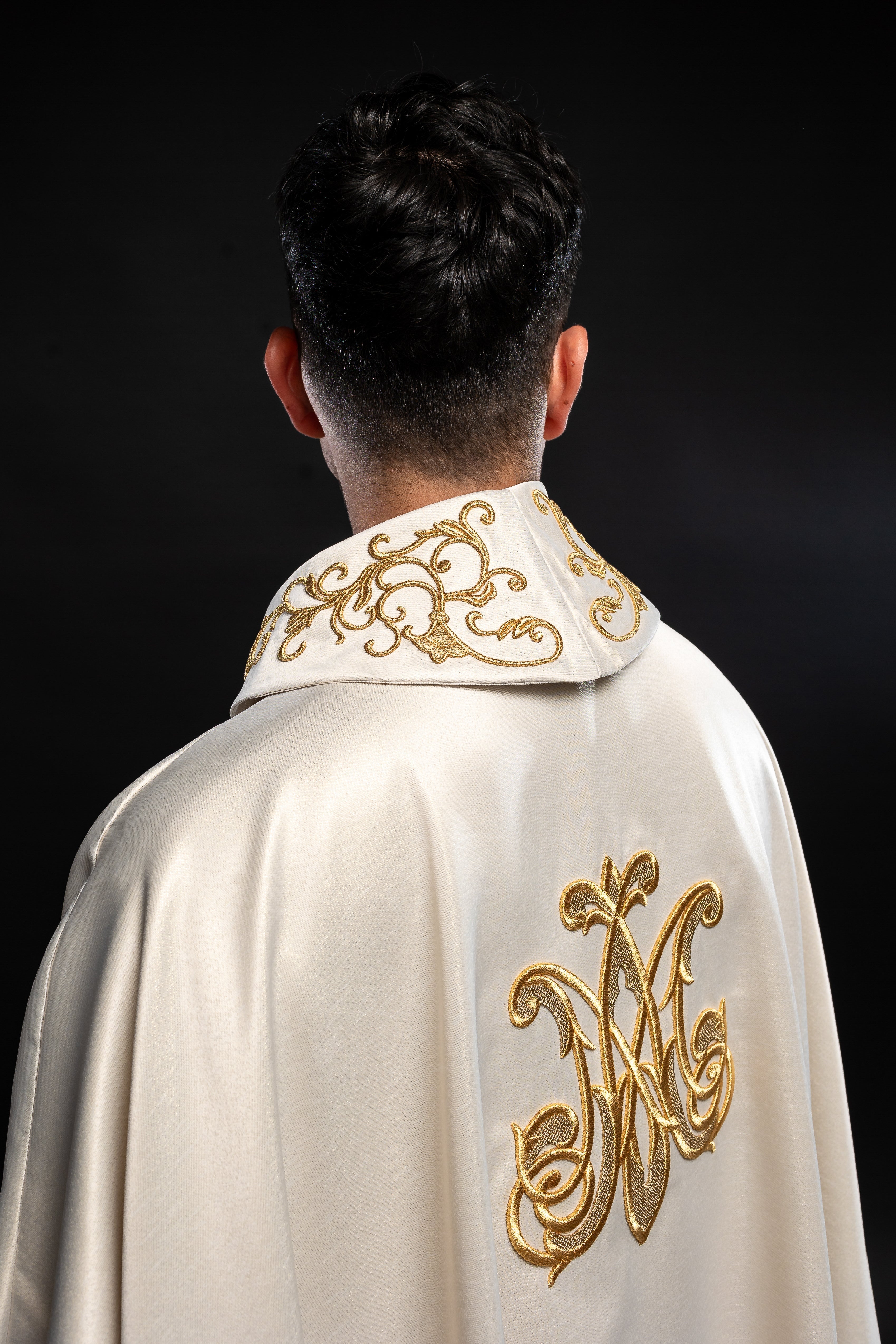 Chasuble liturgique avec l'image de la Vierge des câlins