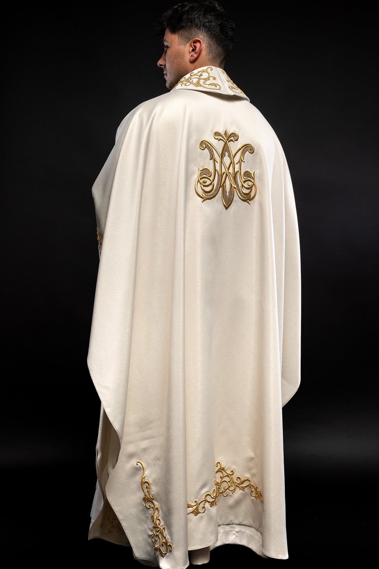 Chasuble liturgique avec l'image de la Vierge des câlins