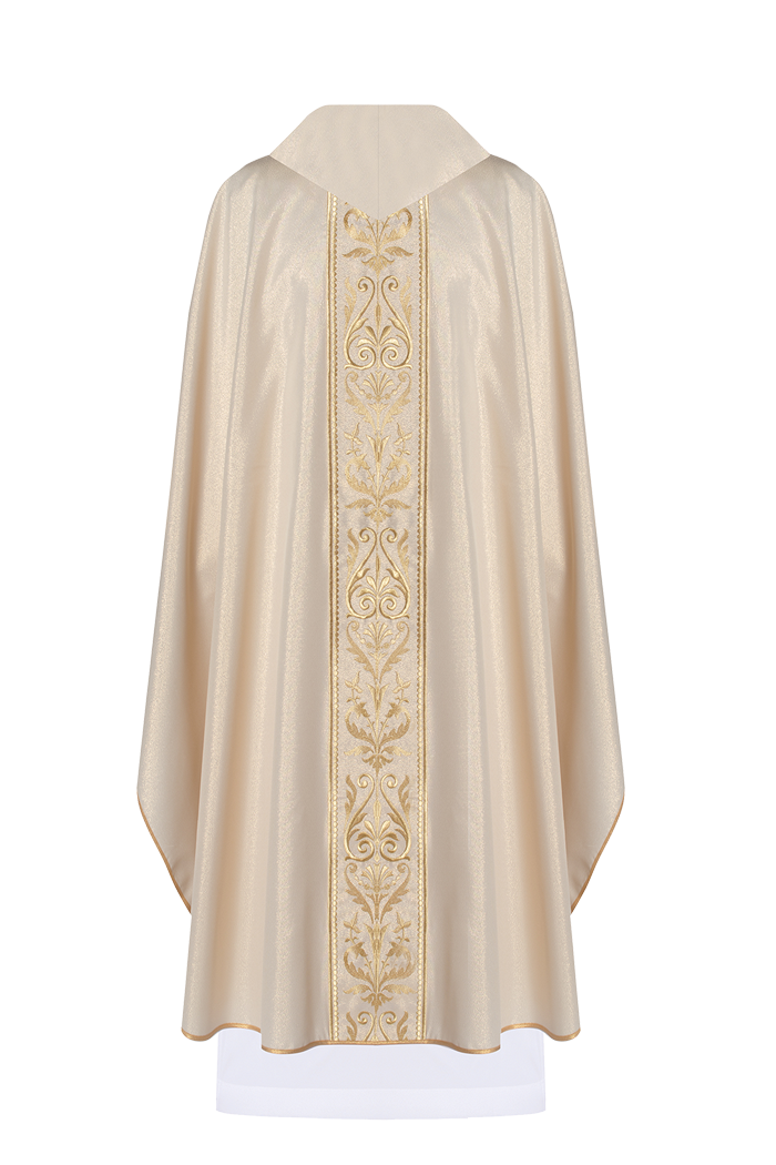 Chasuble liturgique avec ceinture ornée de broderies dorées