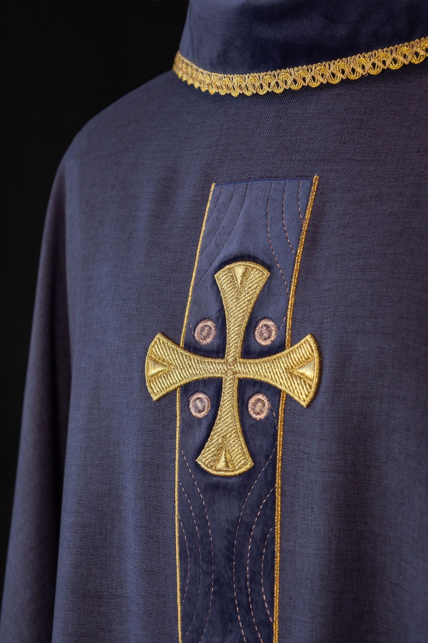 Chasuble en croix brodées d'or et passepoil sur le col en violet