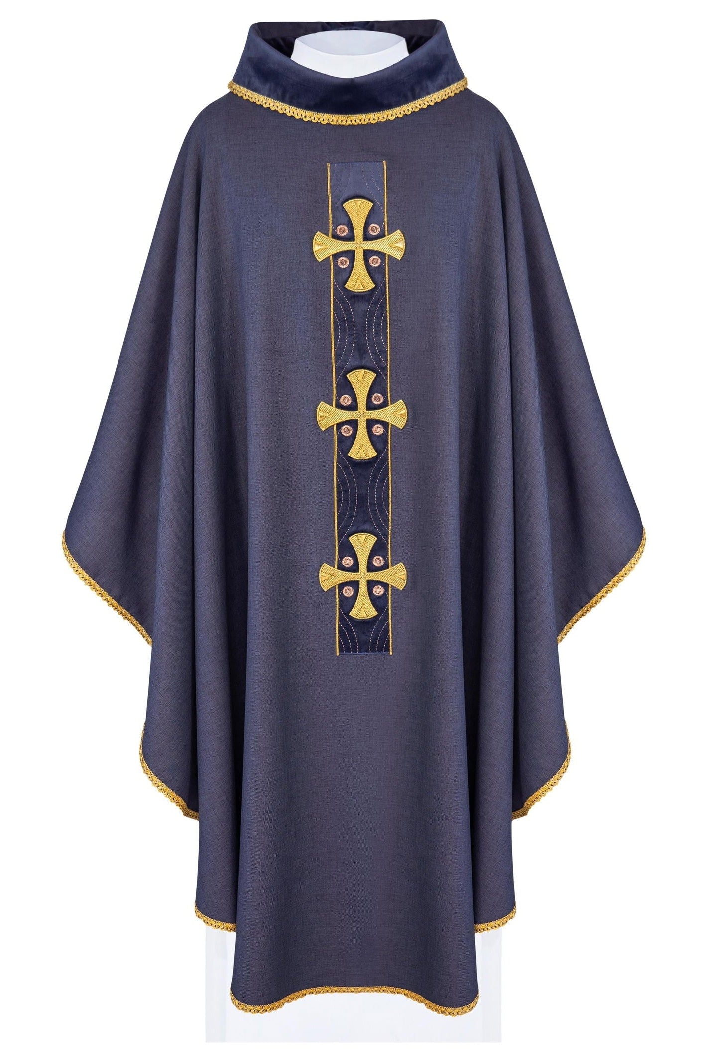 Chasuble en croix brodées d'or et passepoil sur le col en violet