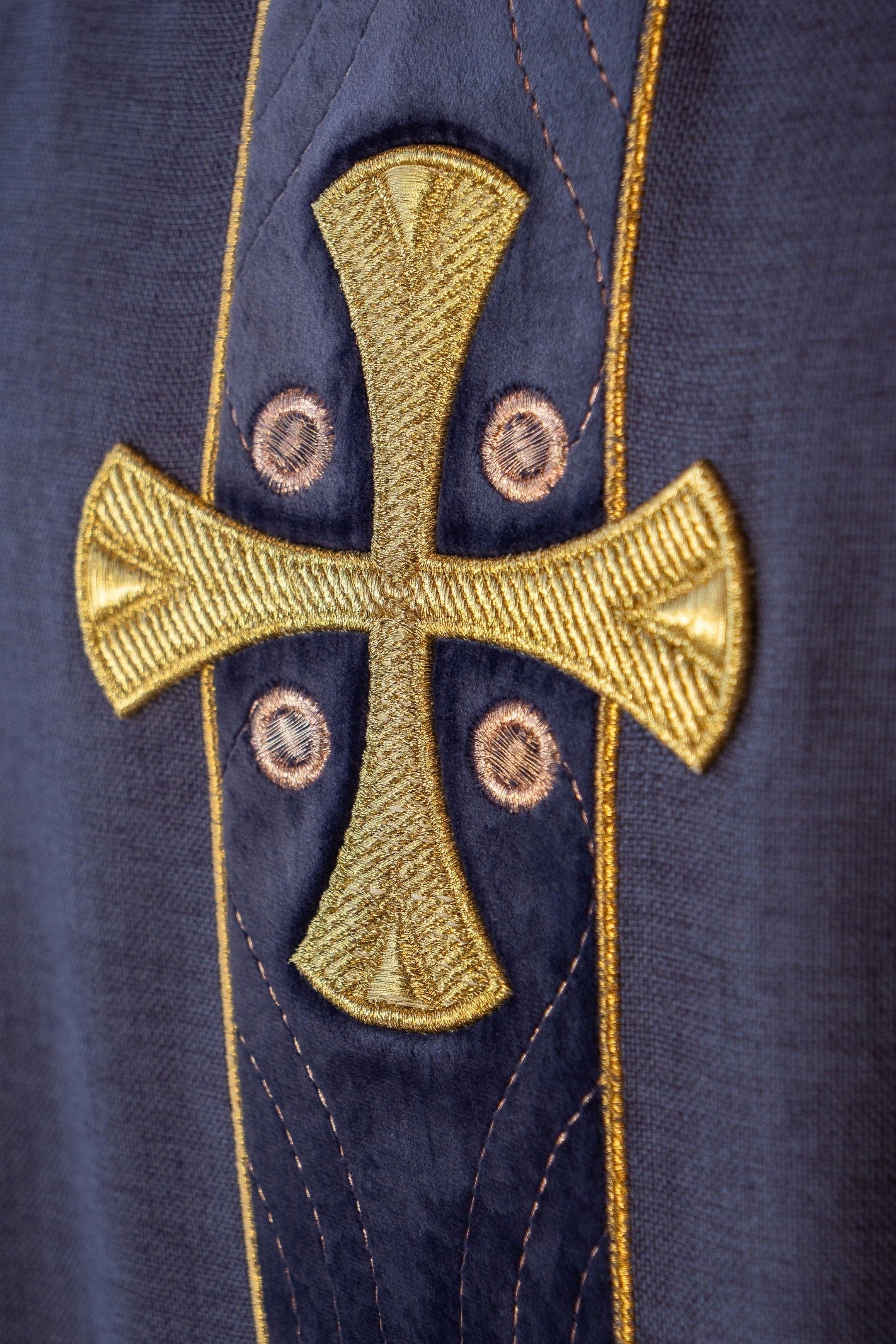 Chasuble en croix brodées d'or et passepoil sur le col en violet