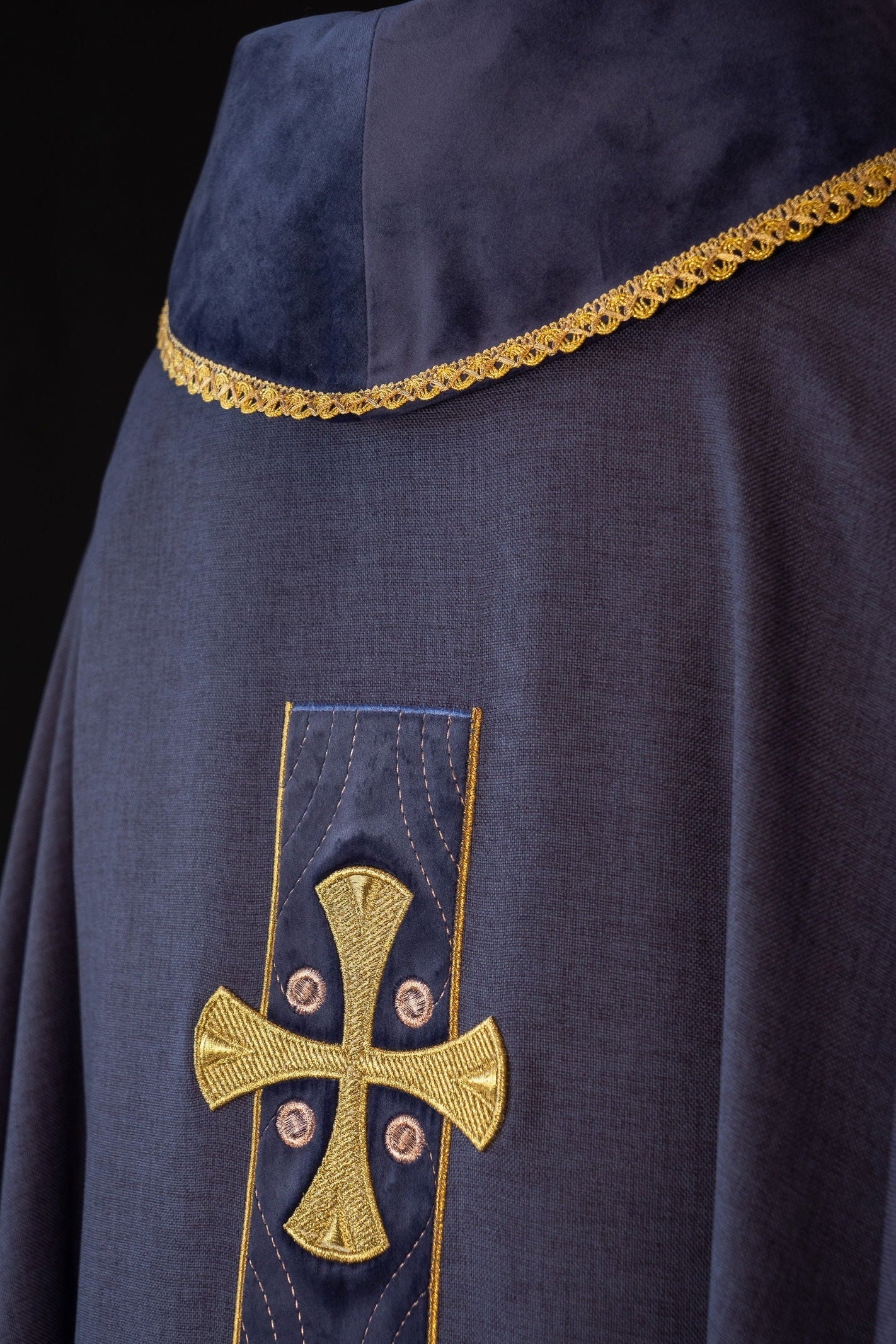 Chasuble en croix brodées d'or et passepoil sur le col en violet