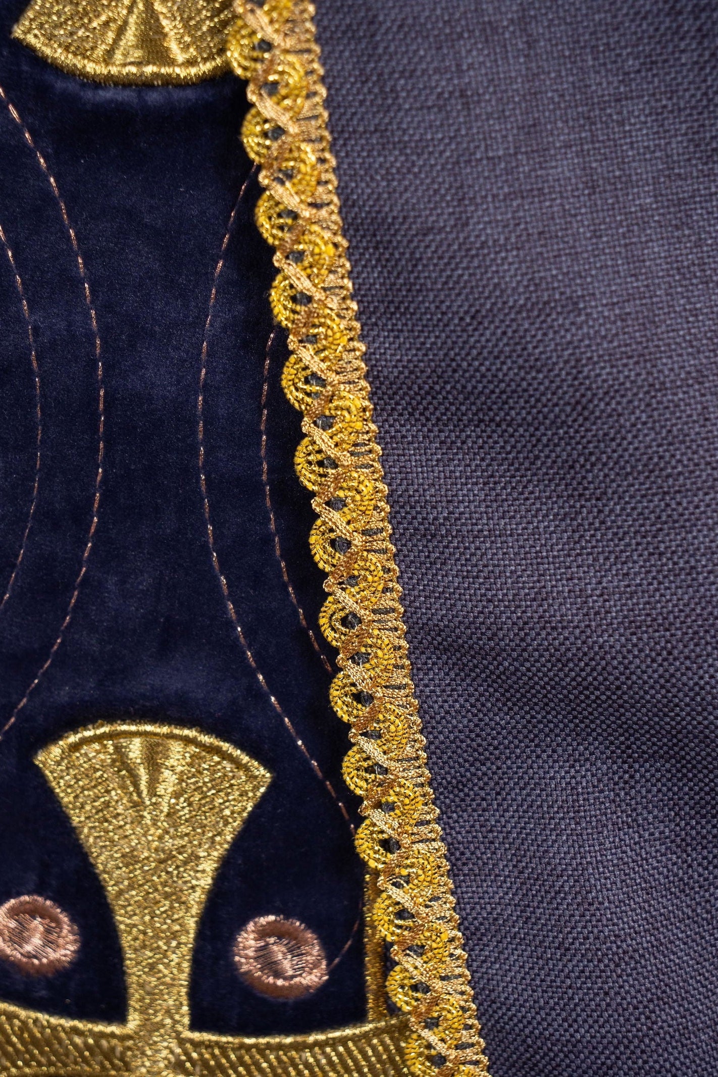 Chasuble en croix brodées d'or et passepoil sur le col en violet