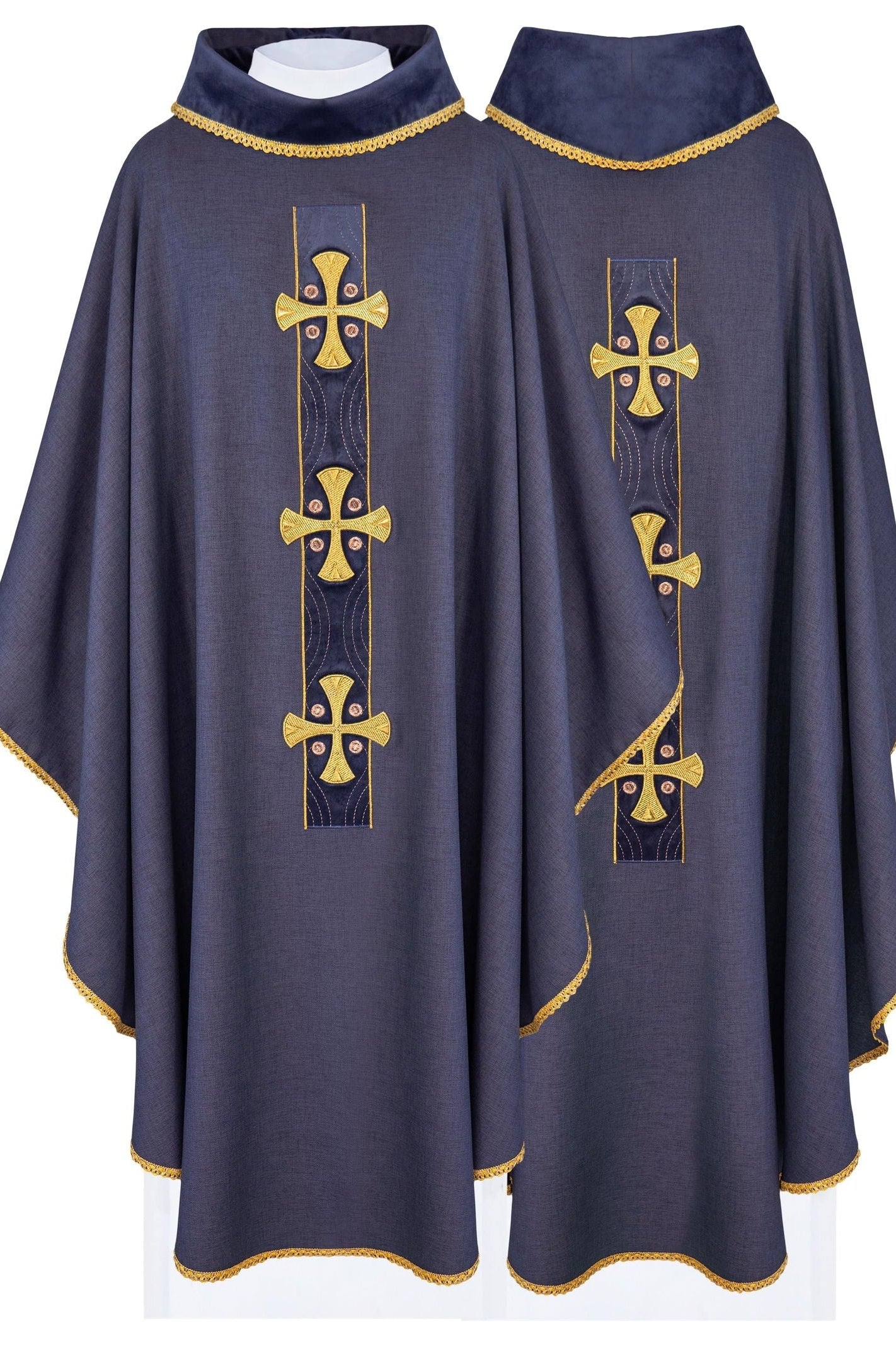 Chasuble en croix brodées d'or et passepoil sur le col en violet