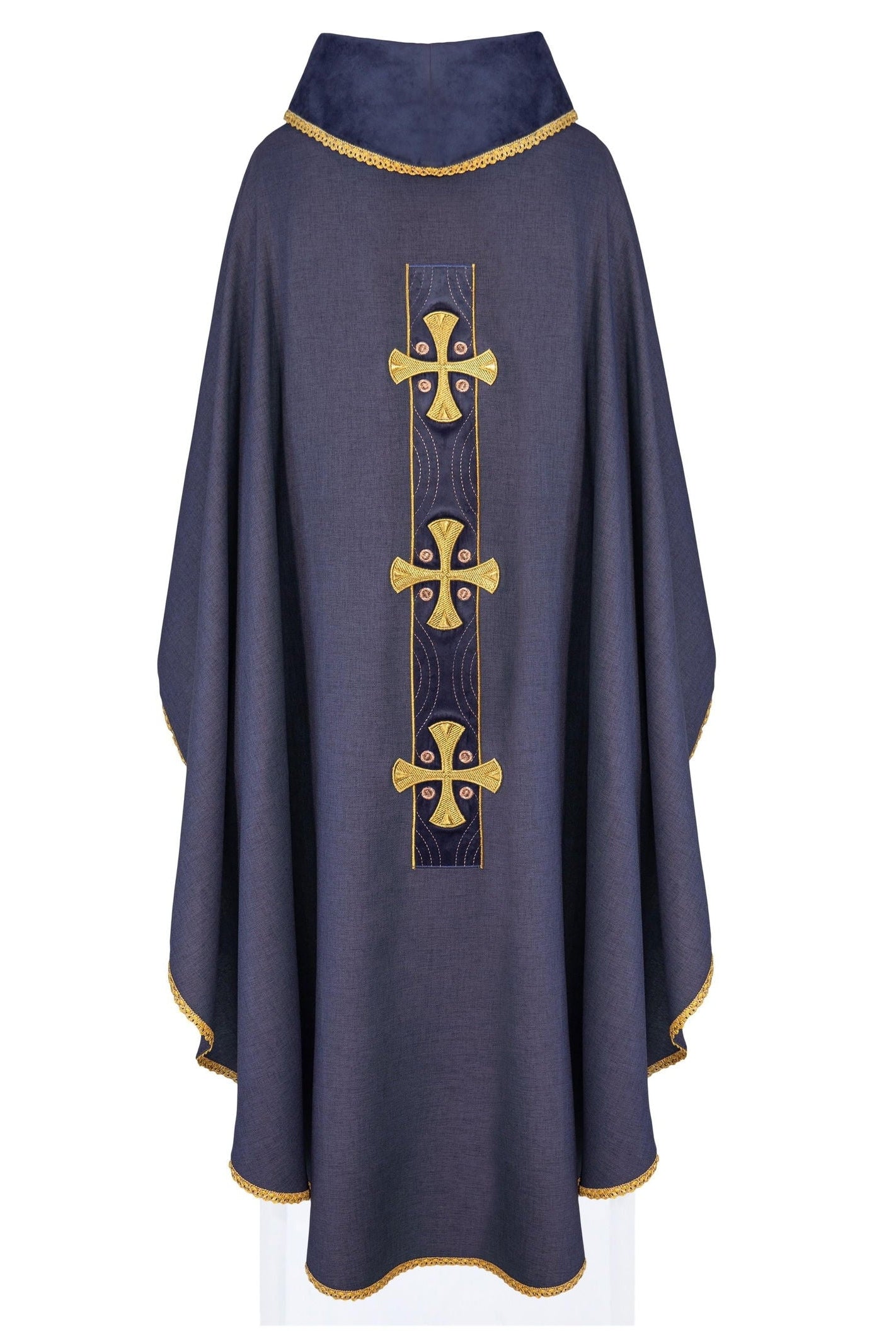 Chasuble en croix brodées d'or et passepoil sur le col en violet