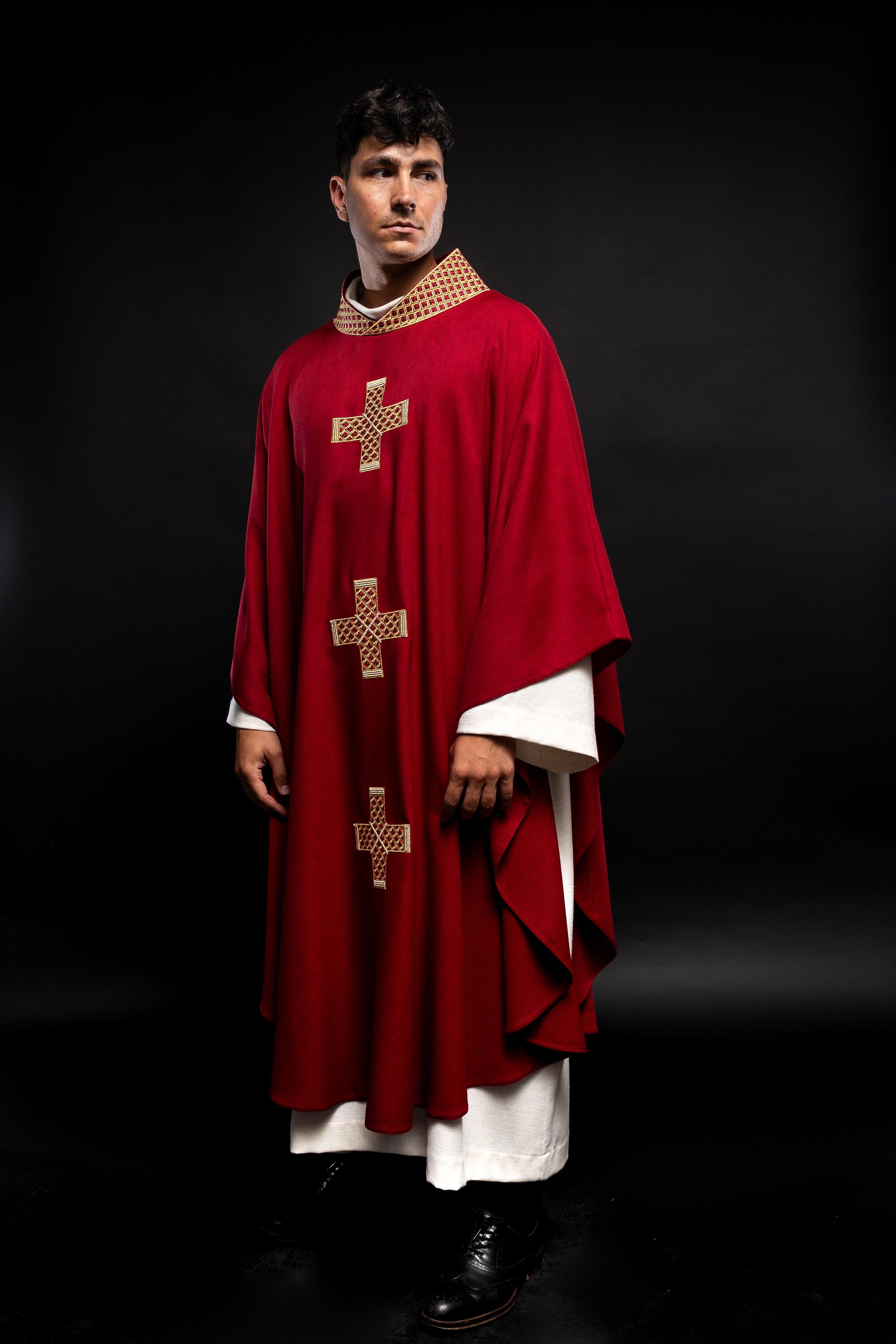 Chasuble rouge avec croix et col brodés