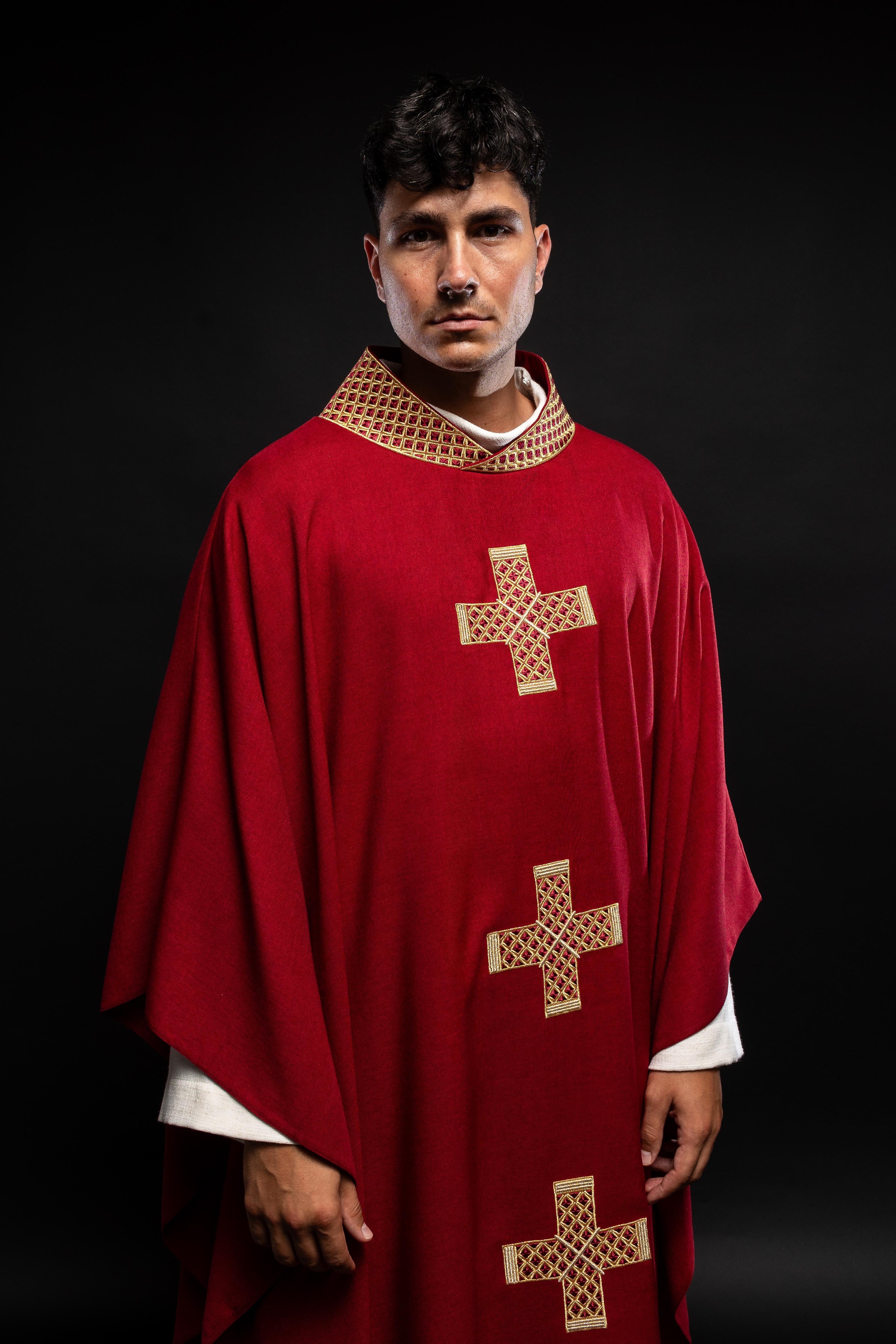 Chasuble rouge avec croix et col brodés