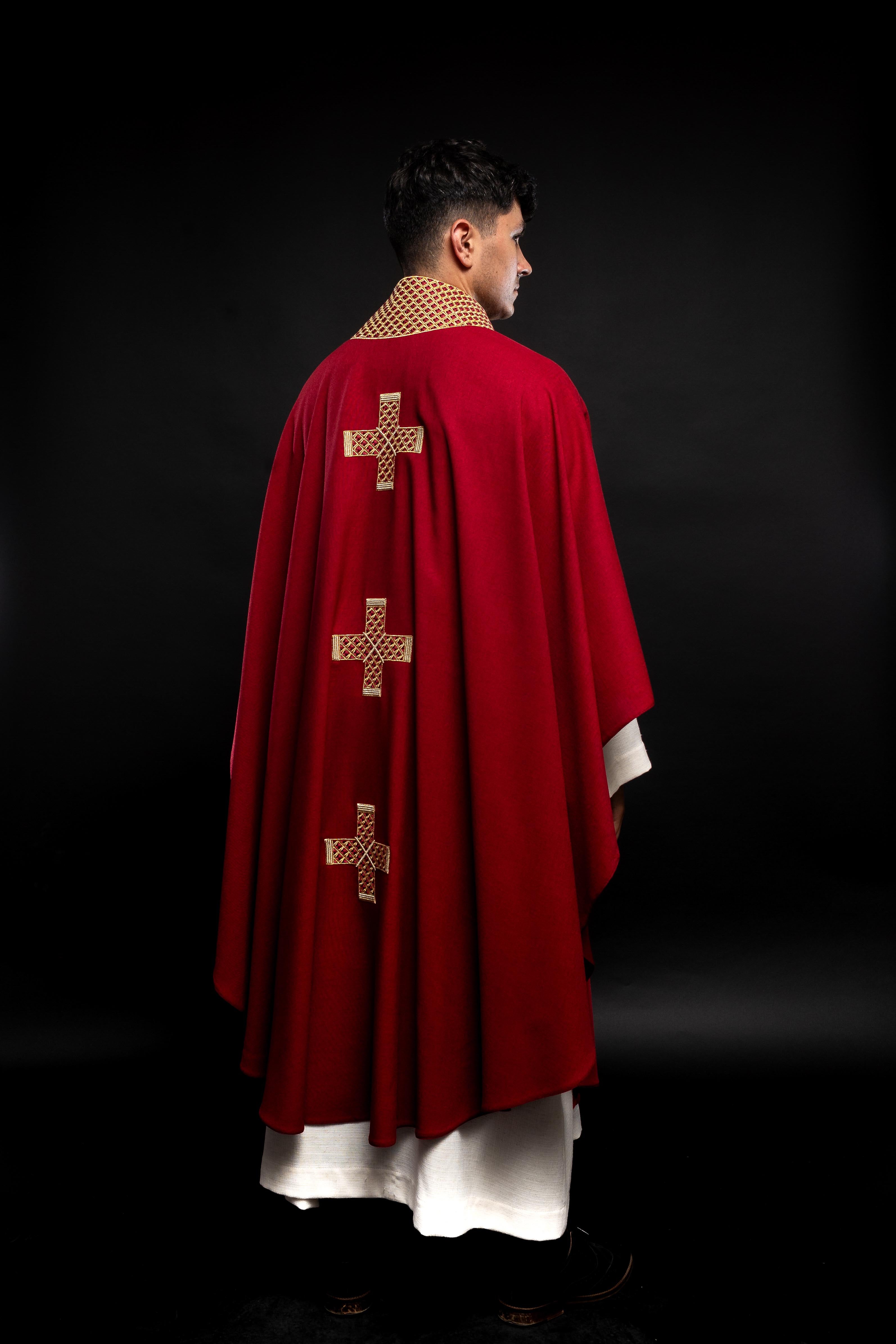 Chasuble rouge avec croix et col brodés