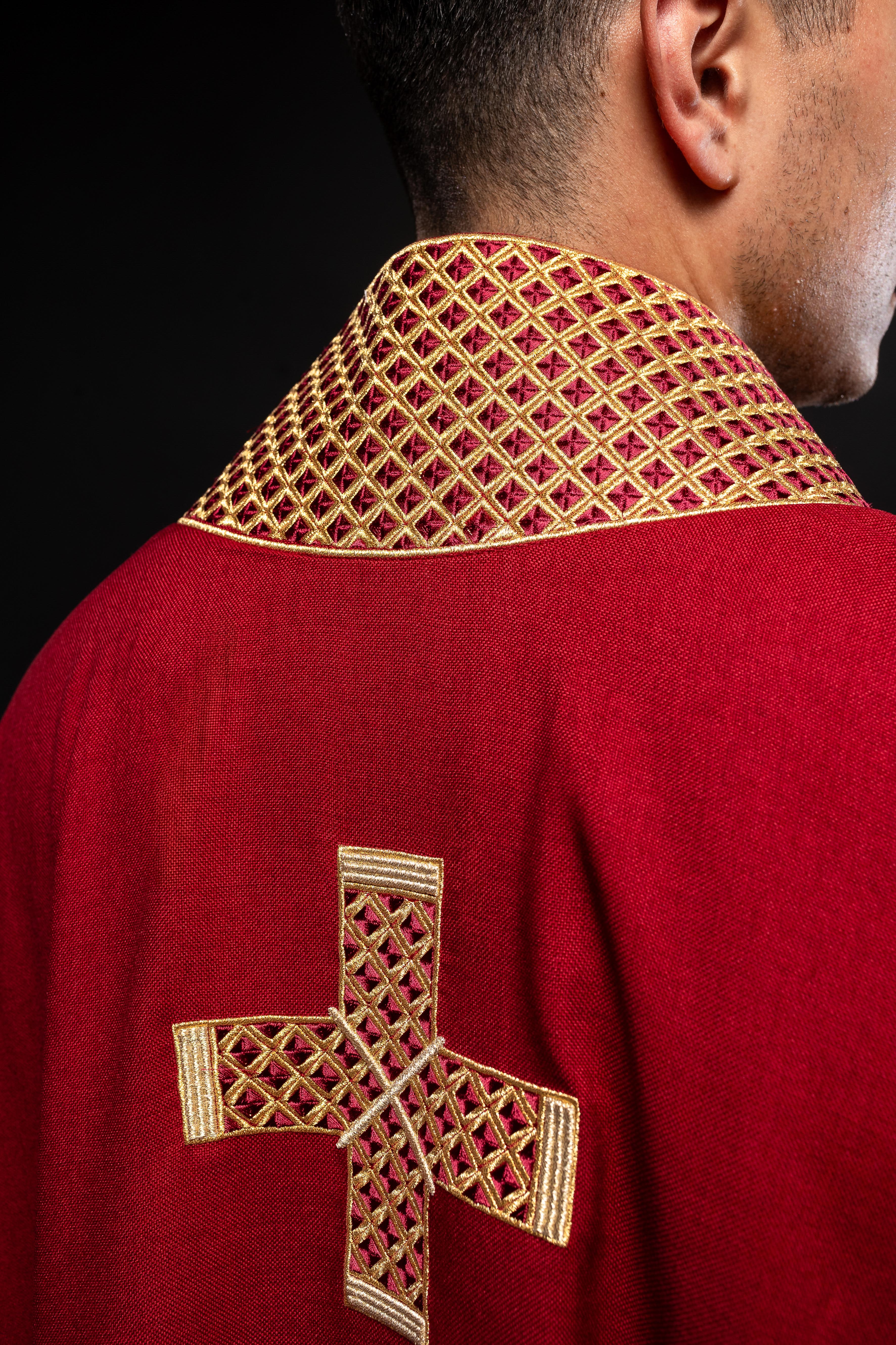 Chasuble rouge avec croix et col brodés