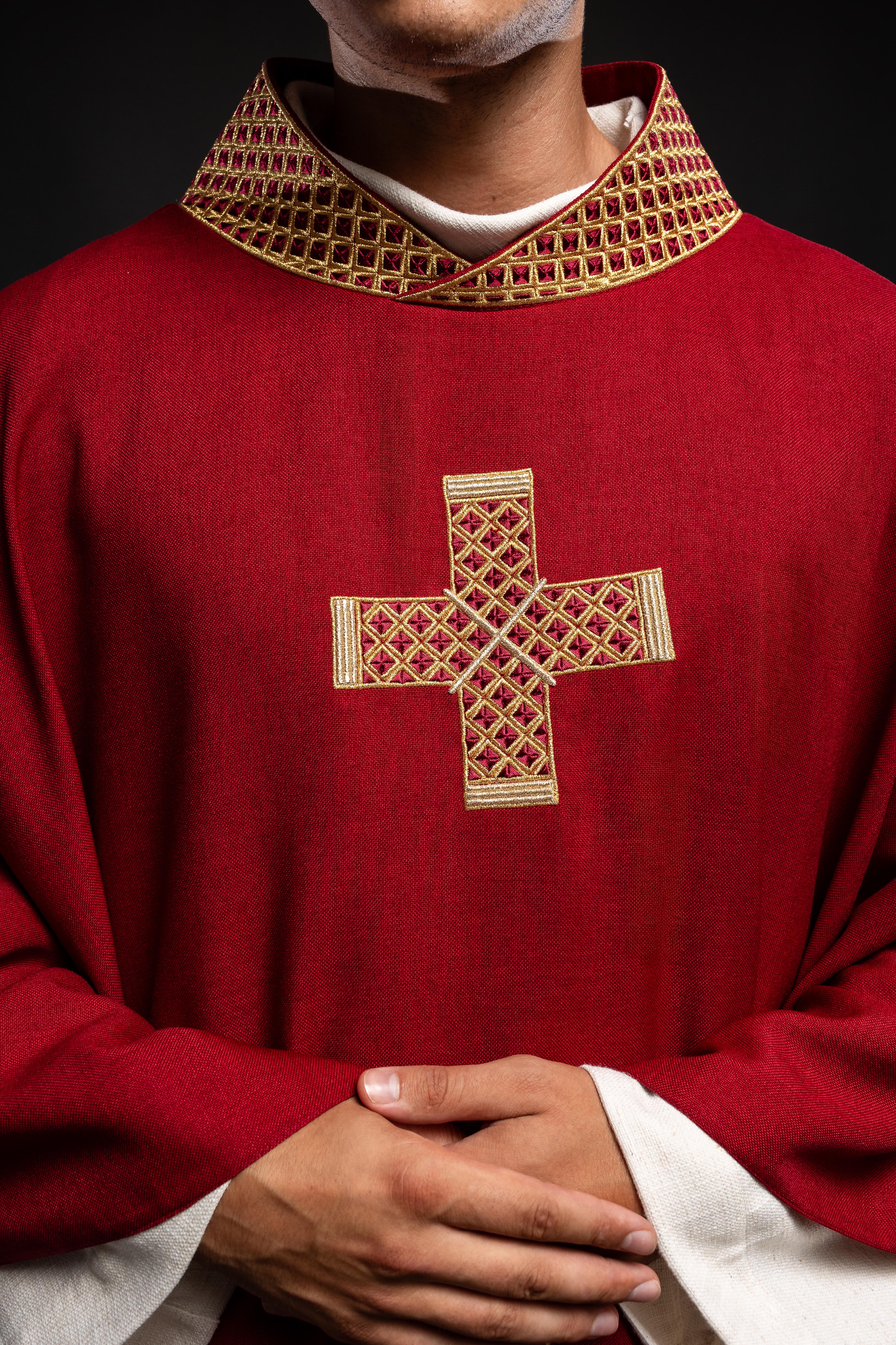 Chasuble rouge avec croix et col brodés