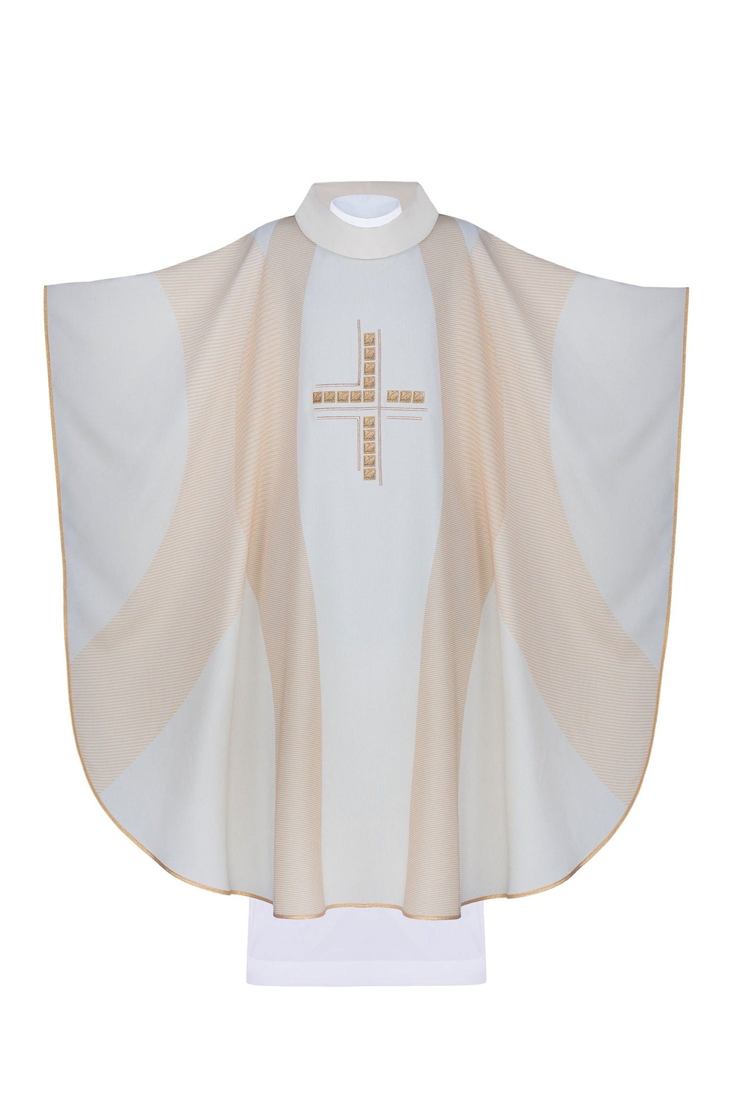 Chasuble en écru avec croix brodée