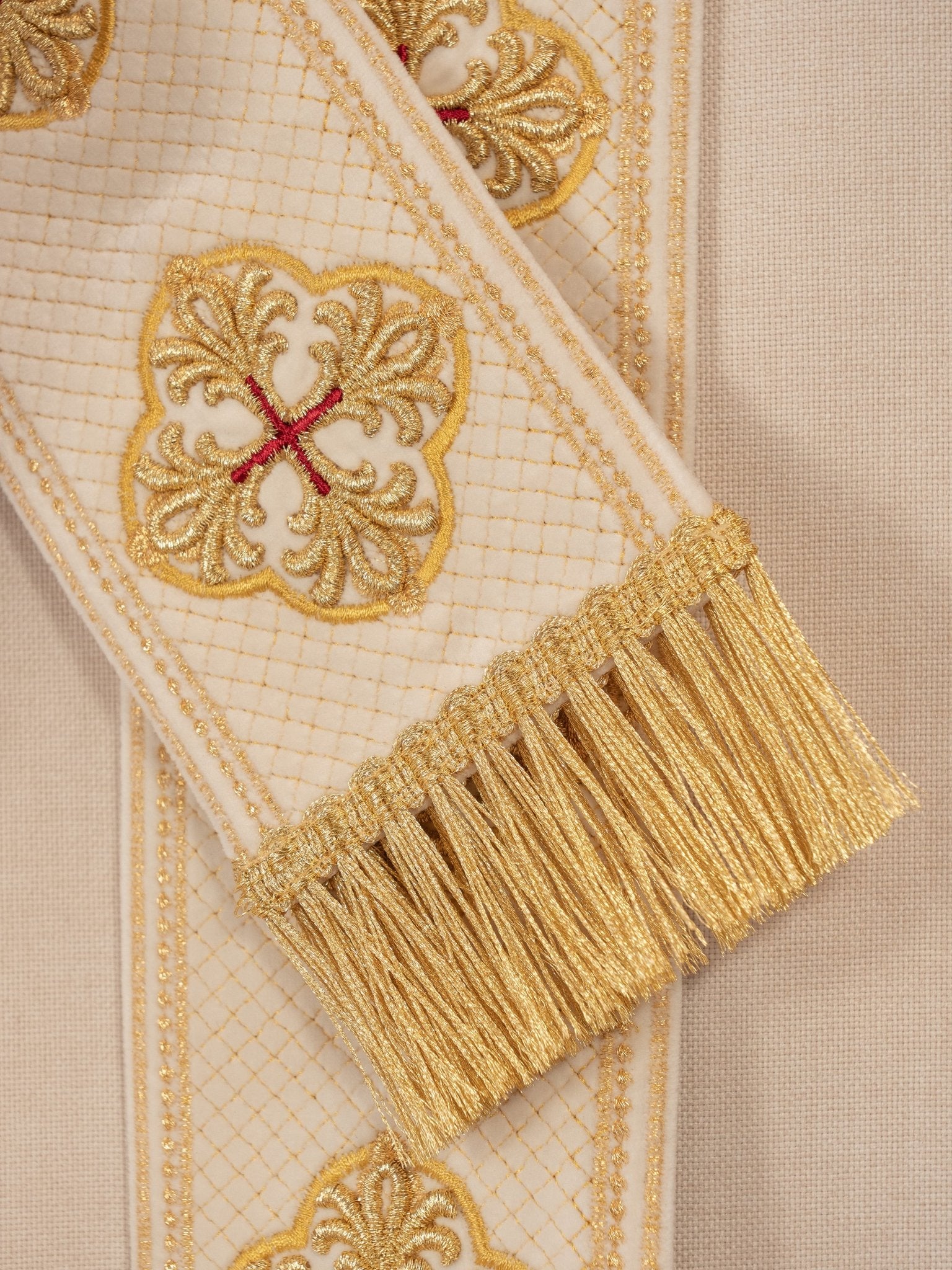 Chasuble en écru avec ceinture brodée et collier croisé