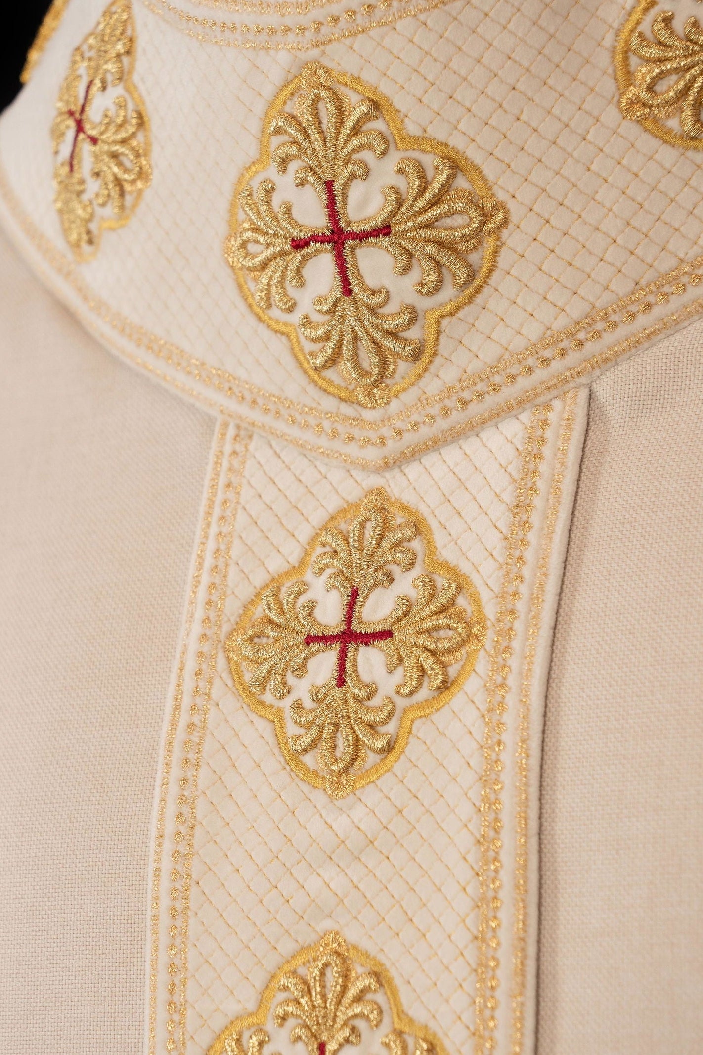 Chasuble en écru avec ceinture brodée et collier croisé